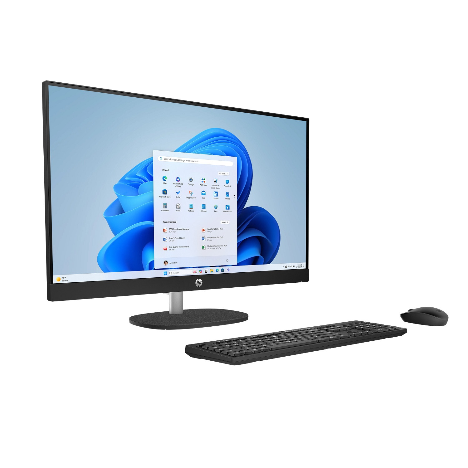 Un ordinateur tout-en-un HP sur une surface blanche. L'écran affiche l'interface Windows 11. Il y a un clavier, une souris et une base circulaire.