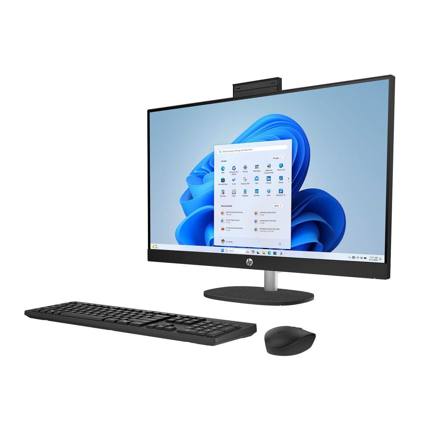 Un ordinateur HP tout-en-un. Un clavier et une souris noirs sont devant. L'écran affiche le bureau Windows 11 avec diverses icônes d'applications.
