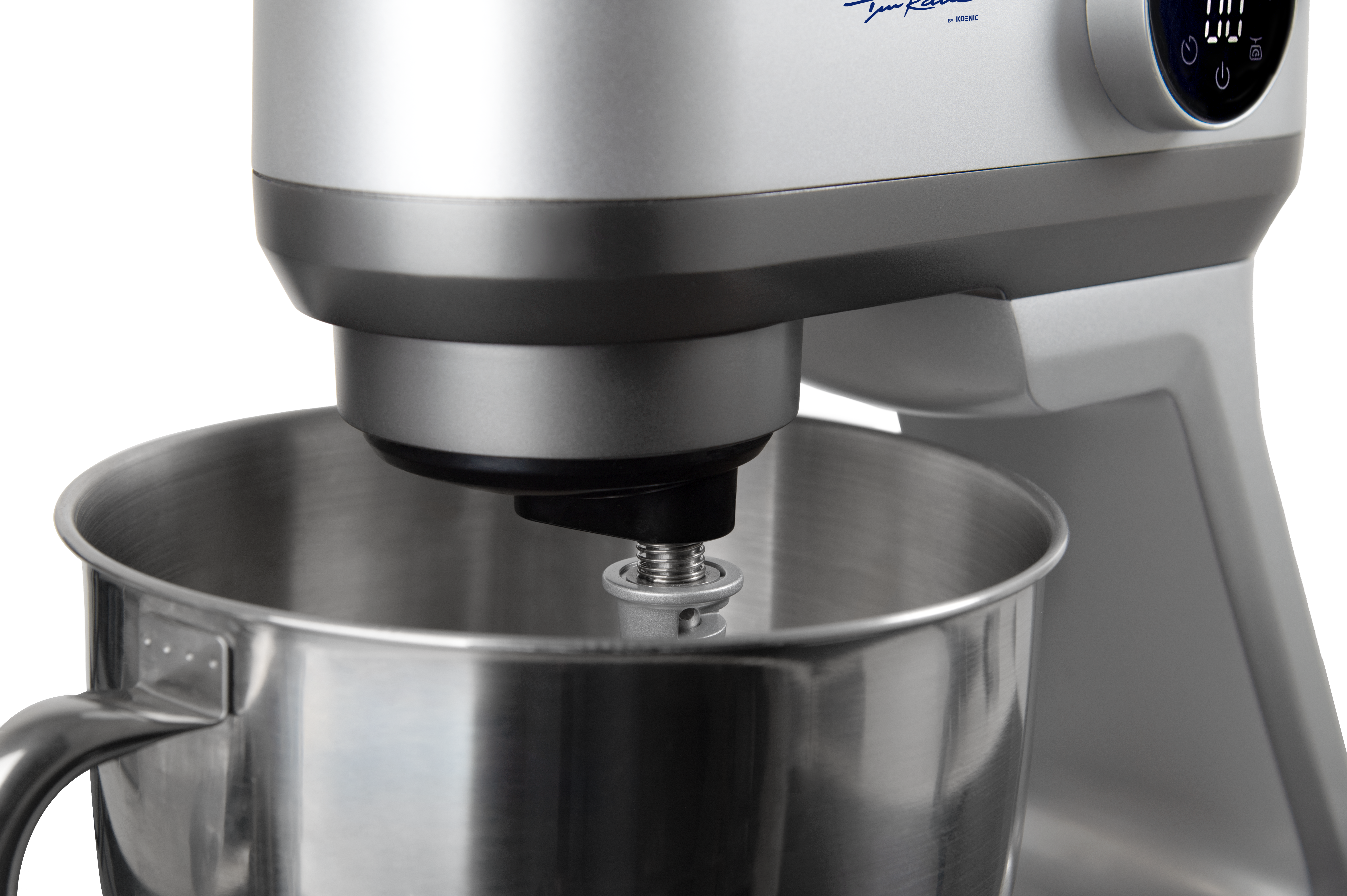 Nahaufnahme eines silbernen Küchenmixers mit einer Edelstahlschüssel. Der Mixer hat ein Digitaldisplay. Der Fokus liegt auf dem Mixbereich.