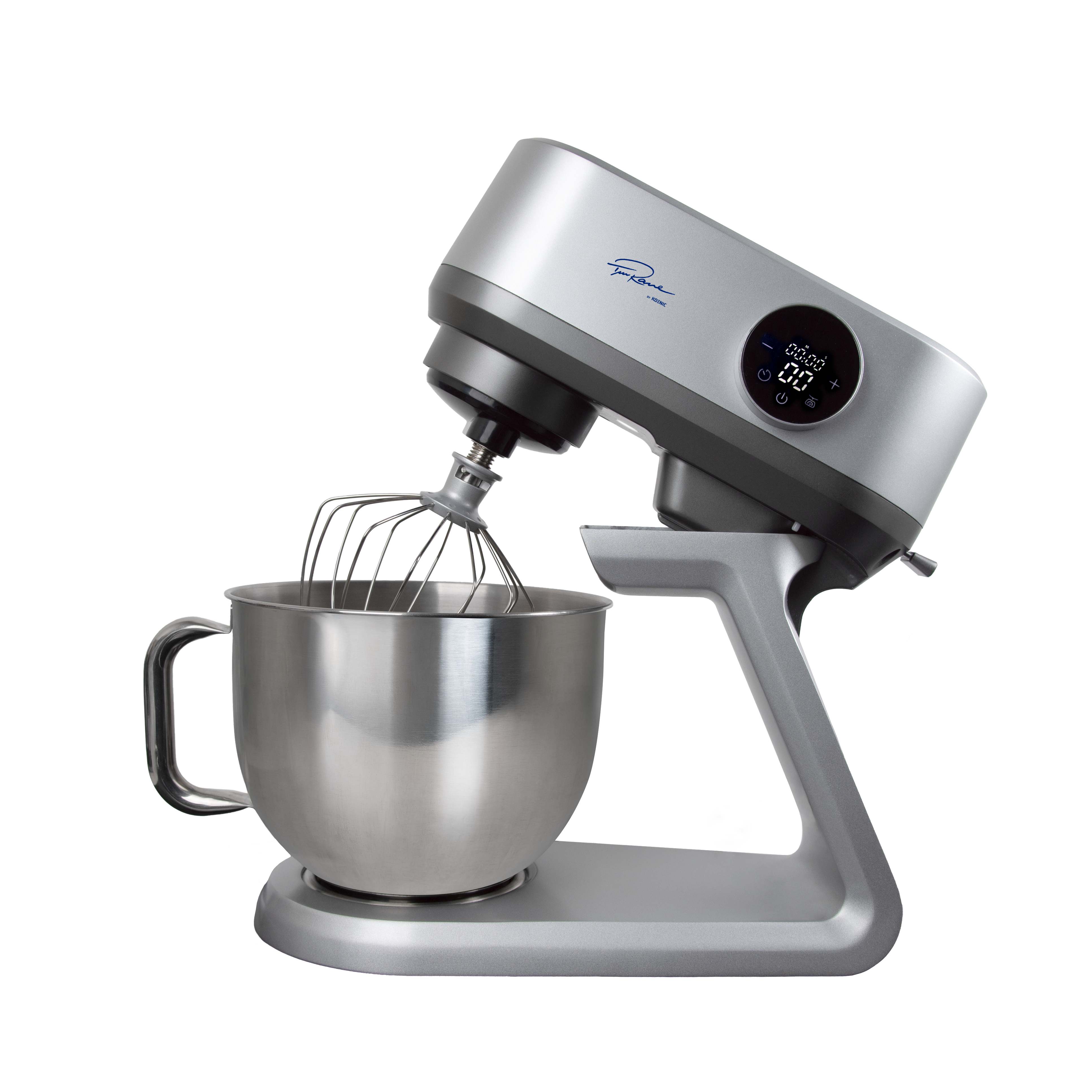 Ein silberner Küchenmixer mit Schneebesenaufsatz, Edelstahlschüssel und Digitalanzeige. Der Mixer ist abgewinkelt.