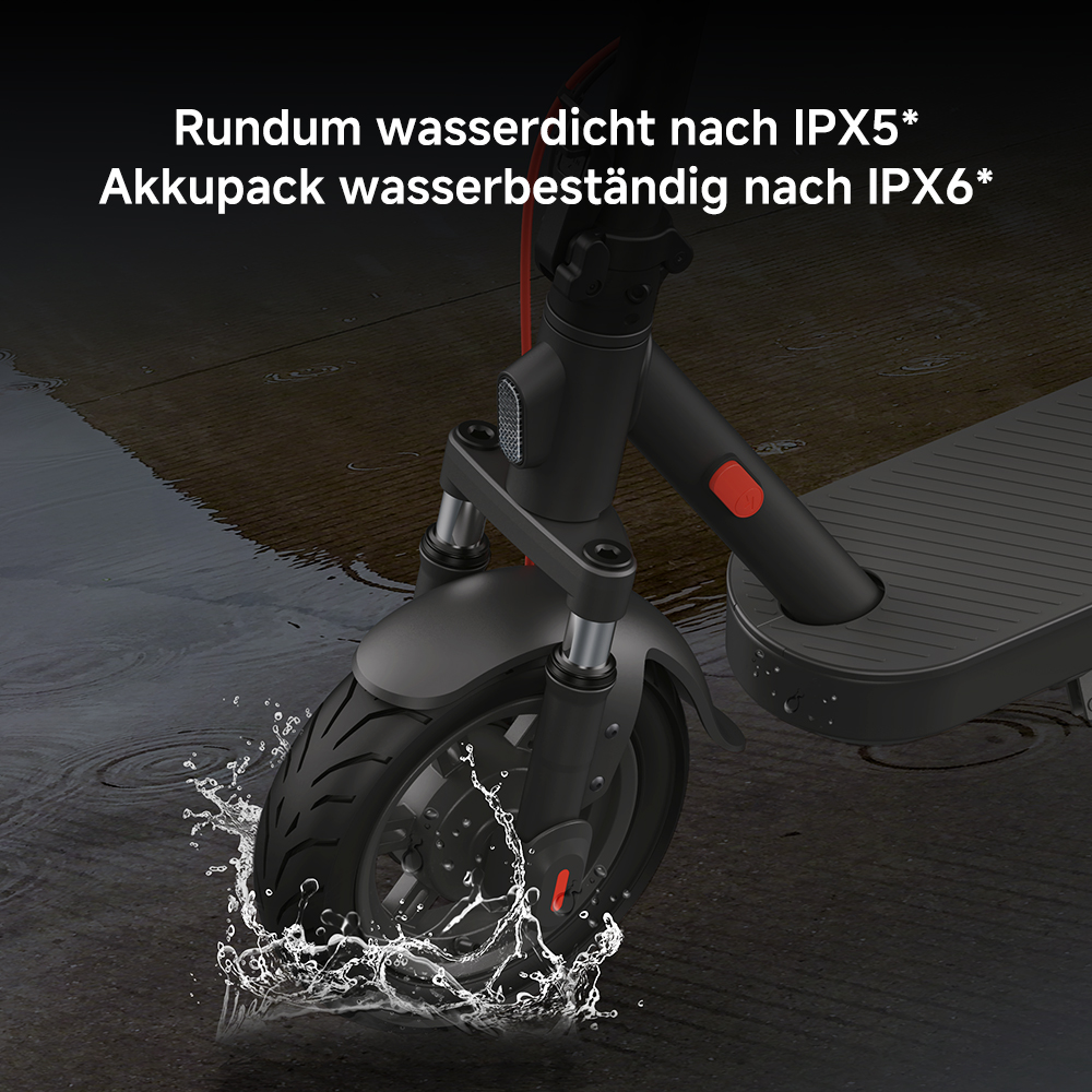 Schwarzer Roller mit Wasser, das vom Vorderreifen spritzt. Der Text auf Deutsch besagt, dass er wasserdicht ist.
