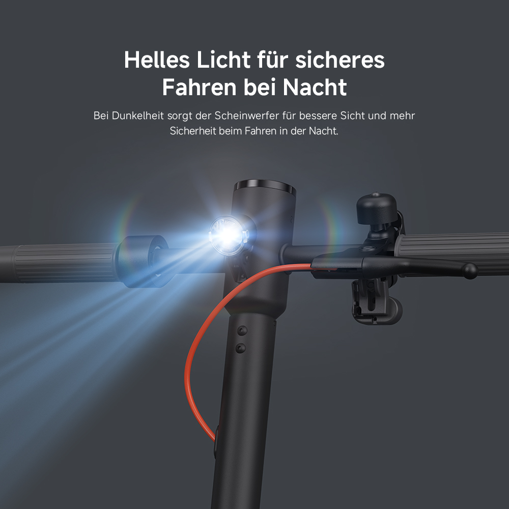 Schwarzer Elektroroller mit hellem Scheinwerfer. Rotes Kabel sichtbar. Text auf Deutsch über sicheres Nachtfahren.