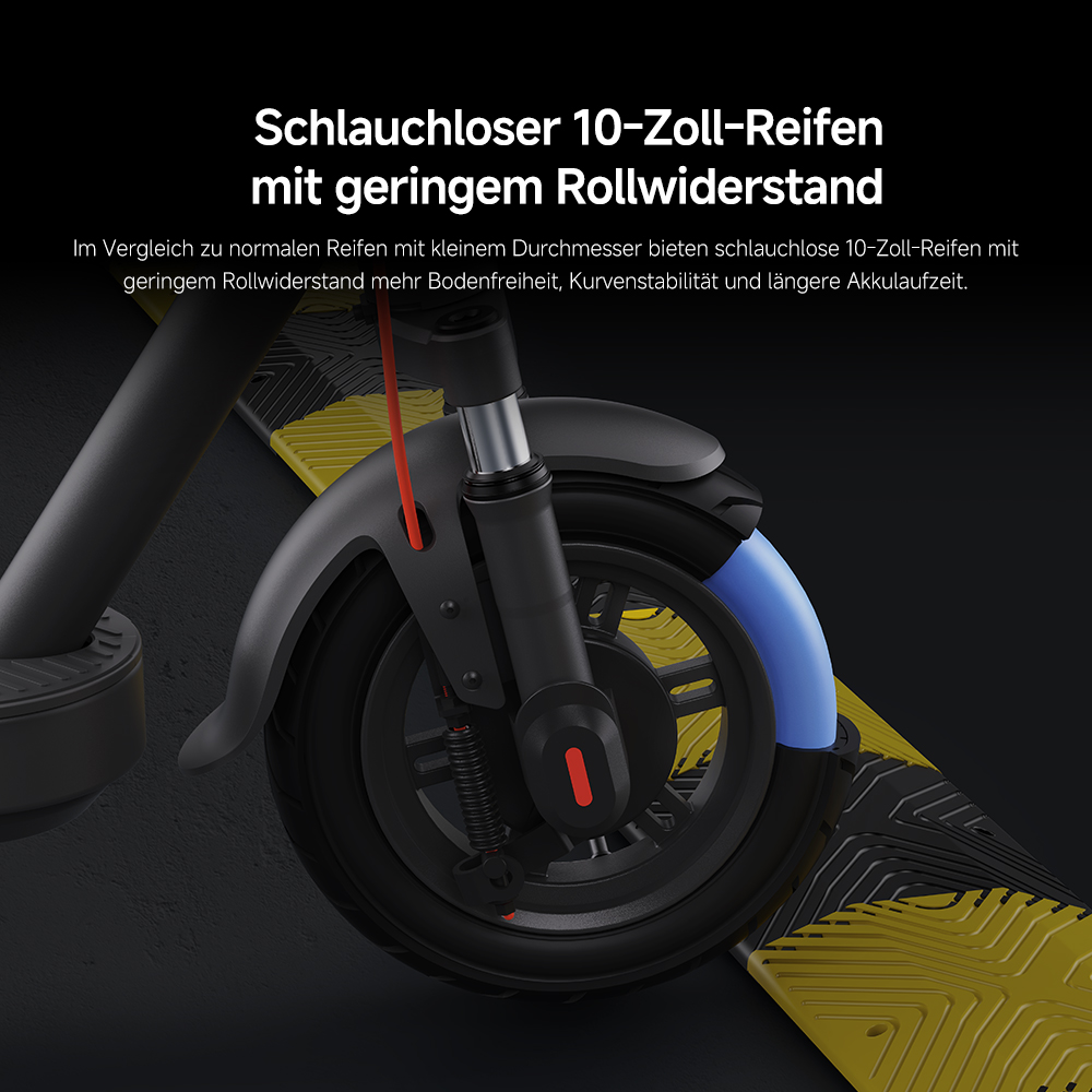 Nahaufnahme des Vorderrads eines Elektrorollers. Schwarzer Reifen, Kotflügel und Federung. Gelbes und schwarzes Deck. Text oben.