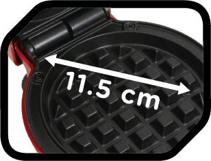 Otwarta czerwono-czarna gofrownica. Powierzchnia do gotowania jest czarna i mierzy 11,5 cm.