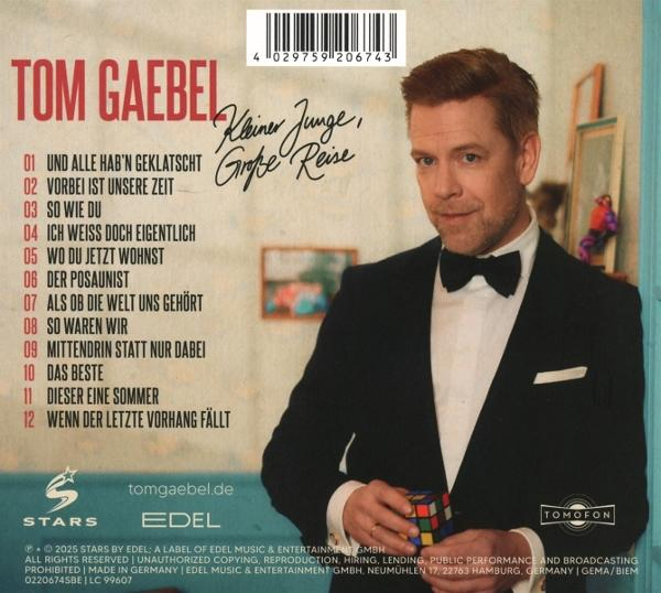 Mann im Anzug hält einen Zauberwürfel, Albumcover für Tom Gaebel. Text enthält Titelliste und Copyright-Informationen.