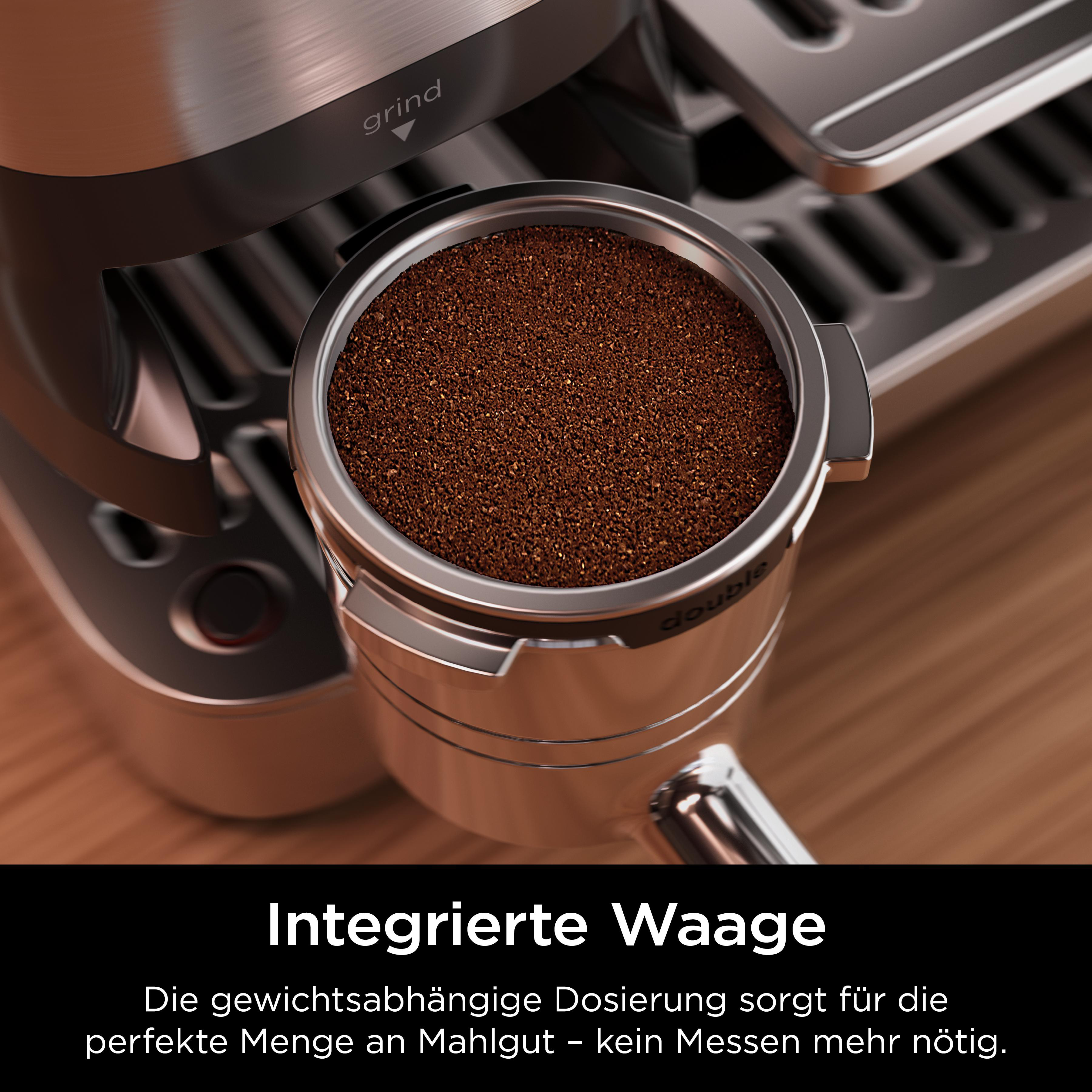 Nahaufnahme eines Siebträgers einer Kaffeemaschine, gefüllt mit Kaffeemehl. Die Maschine hat eine Chromoberfläche.