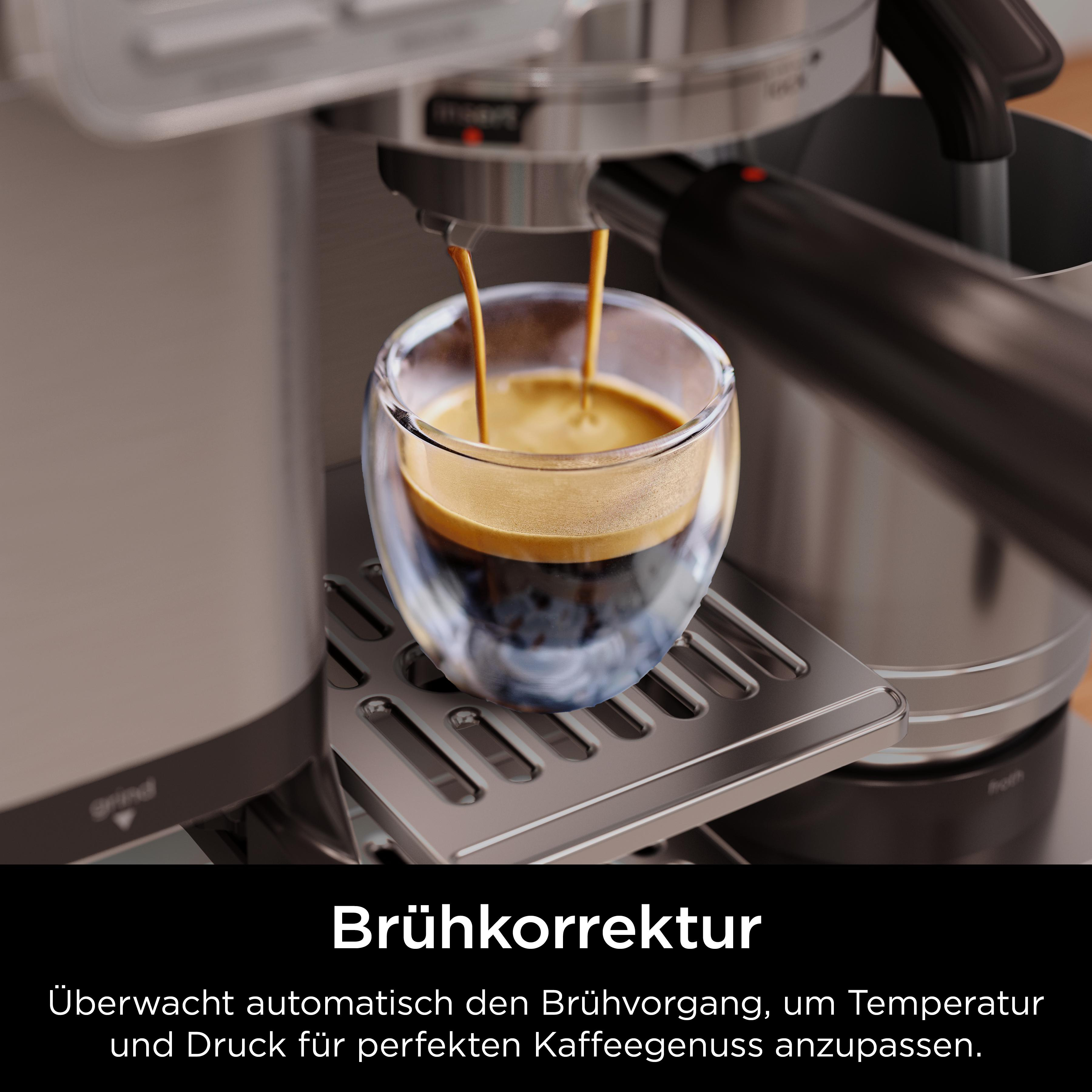 Espressomaschine, die Kaffee in eine Glastasse brüht. Die Maschine ist silberfarben, die Tasse steht auf einem Metalltablett.