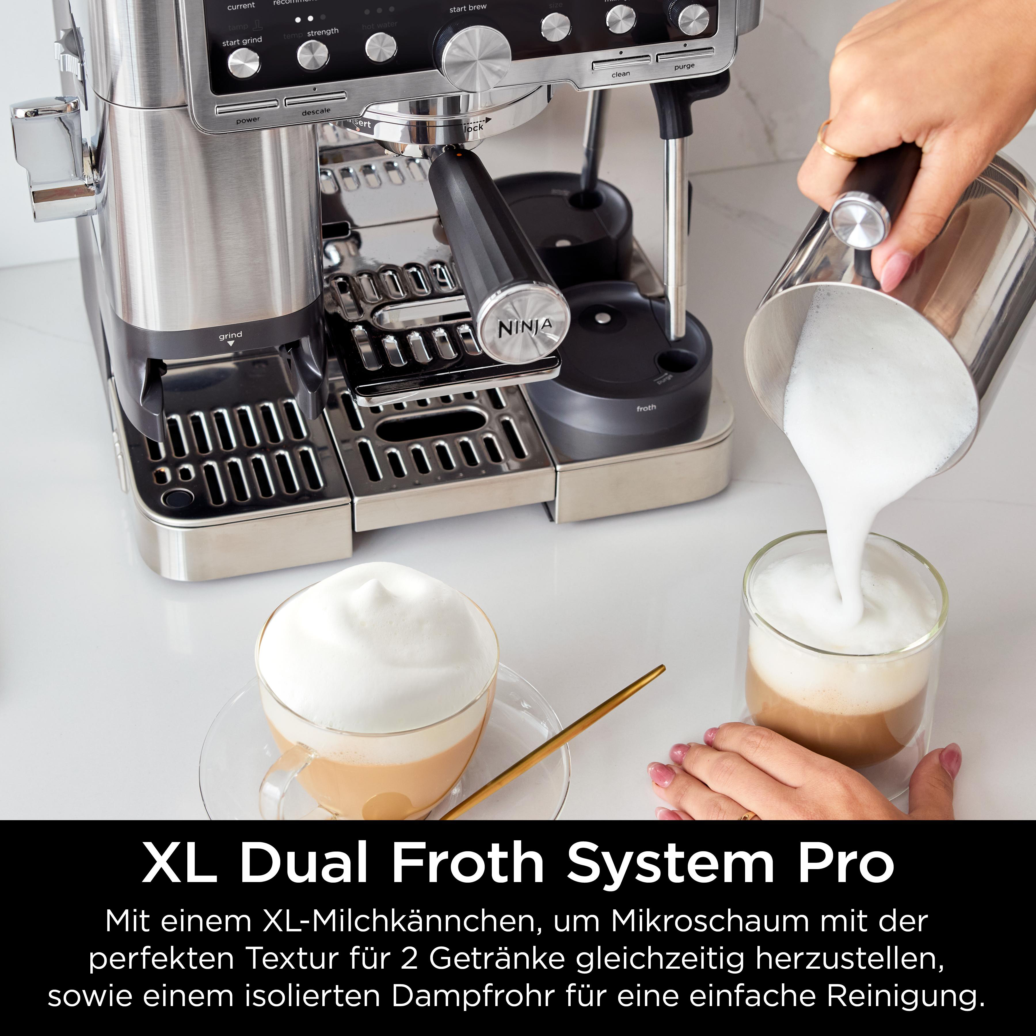 Eine Espressomaschine mit einer Hand, die Milchschaum in ein Glas gießt. Ein Glas mit Schaum und ein goldener Löffel.