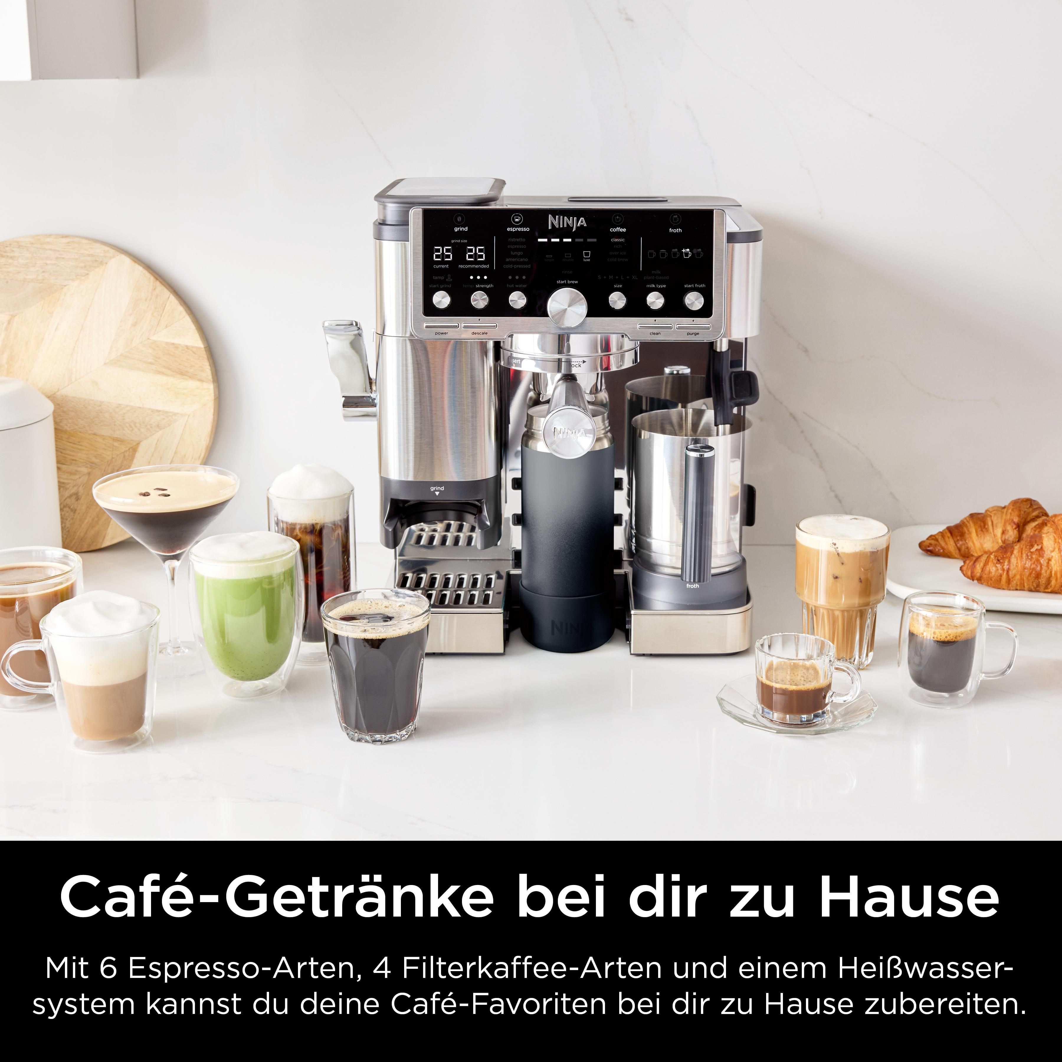 Eine Kaffeemaschine mit verschiedenen Kaffeegetränken und Croissants auf weißer Oberfläche. Text: Café-Getränke bei dir zu Hause.