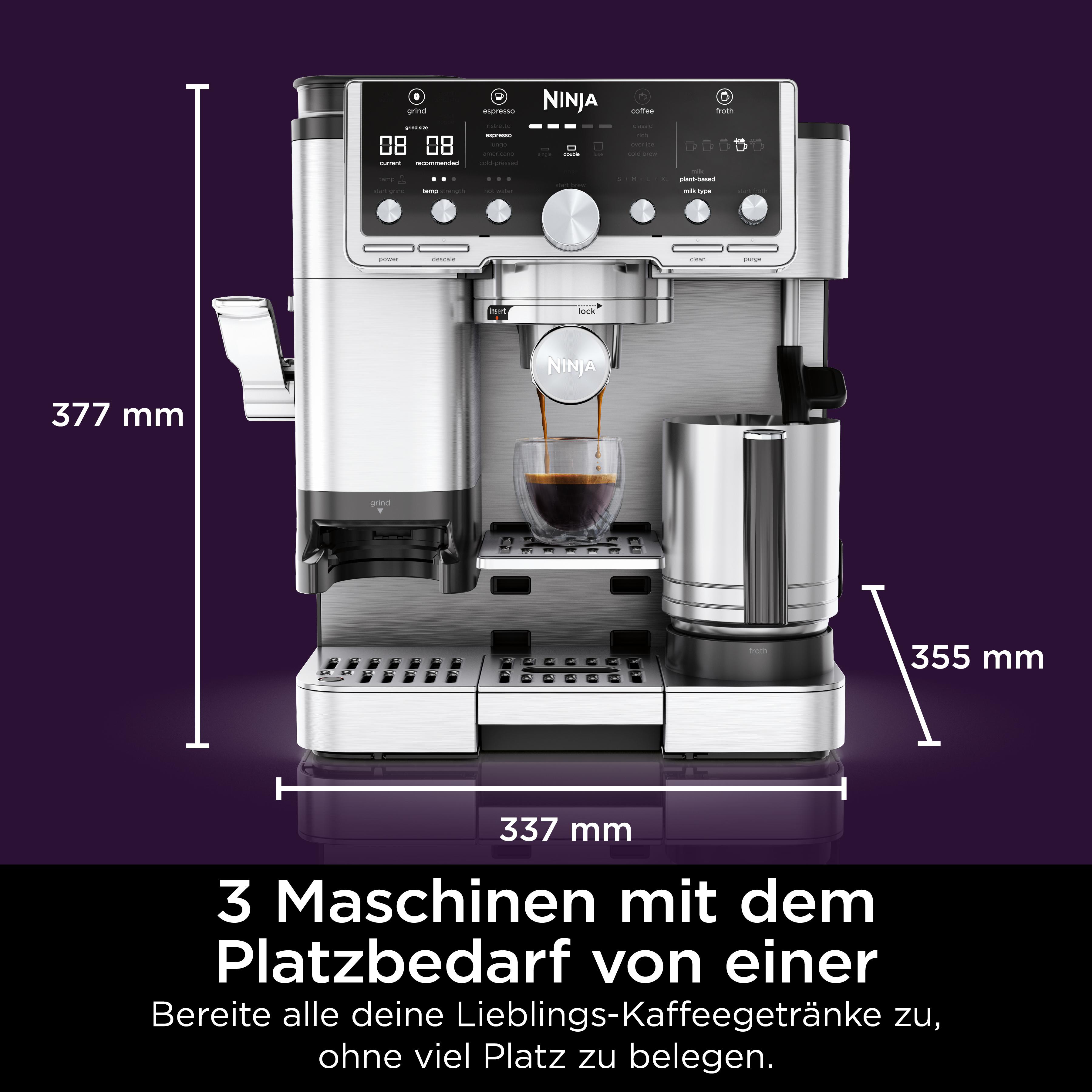 Eine Ninja-Kaffeemaschine mit einer Tasse, die sich mit Kaffee füllt. Die Maschine hat beschriftete Abmessungen.