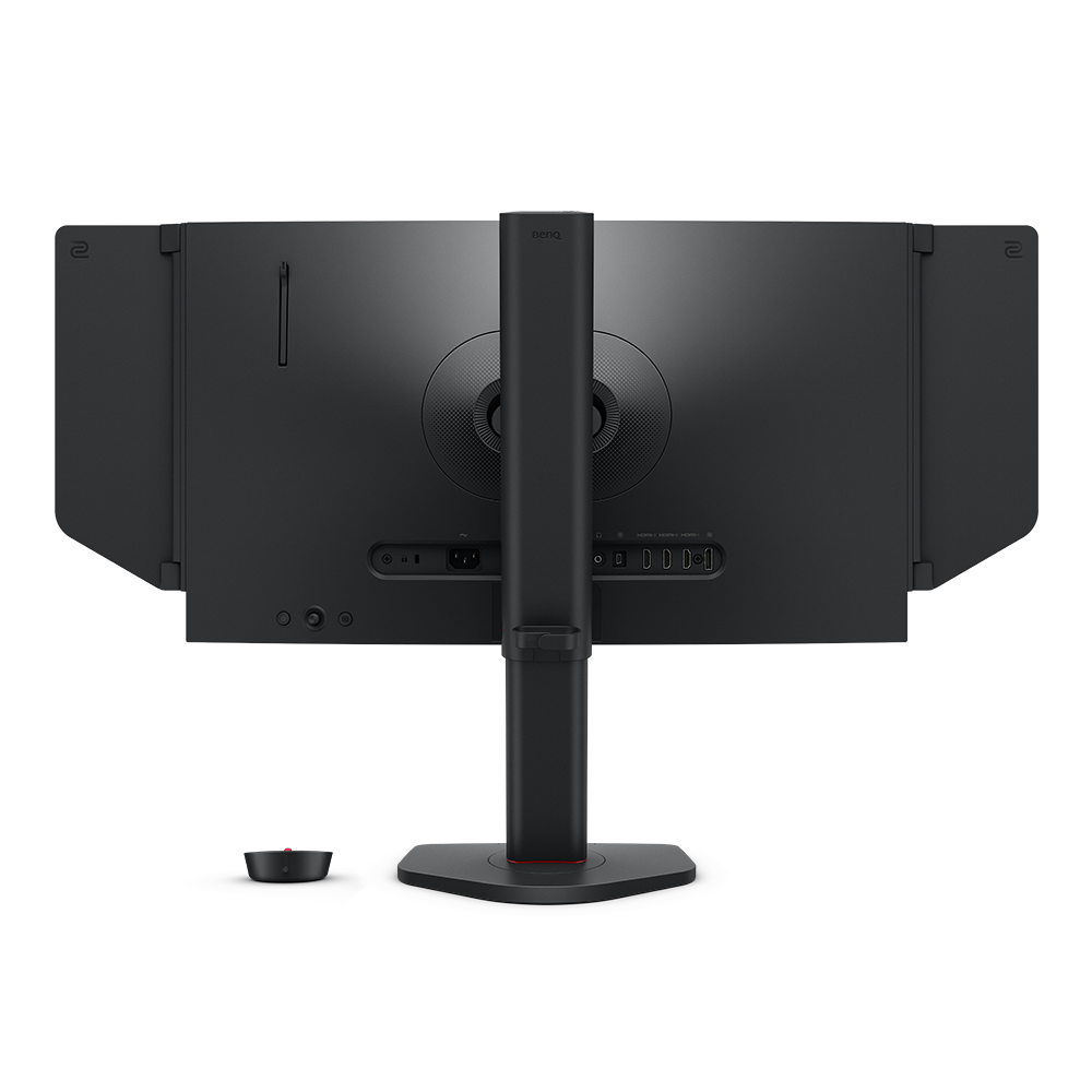 Rückansicht eines schwarzen BenQ-Monitors mit Ständer und kleiner Fernbedienung. Der Monitor hat mehrere Anschlüsse und eine Stromversorgung.