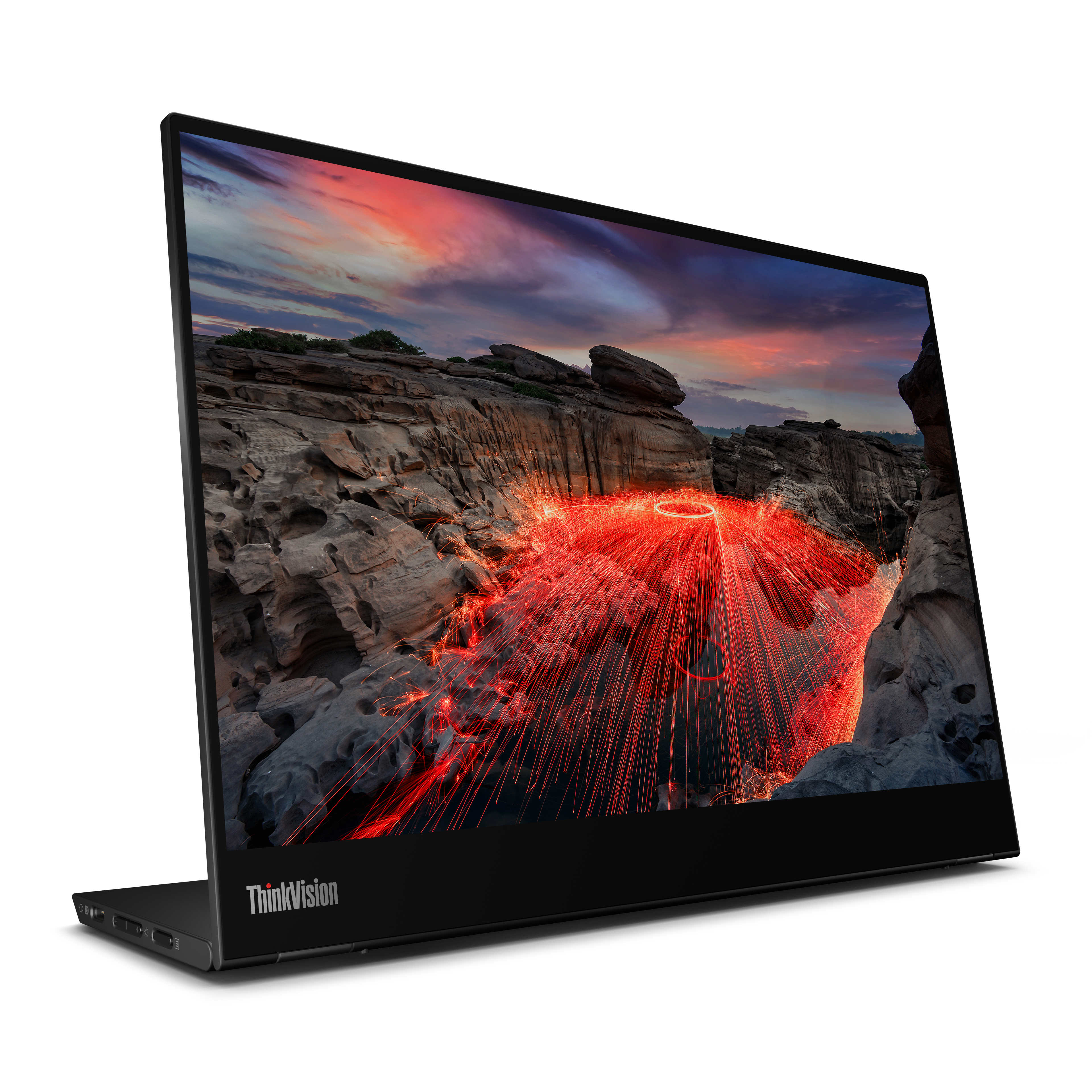 Ein ThinkVision-Laptop zeigt eine Landschaft mit feurigen Lichteffekten. Die Szene zeigt felsiges Gelände unter einem Sonnenuntergangshimmel.