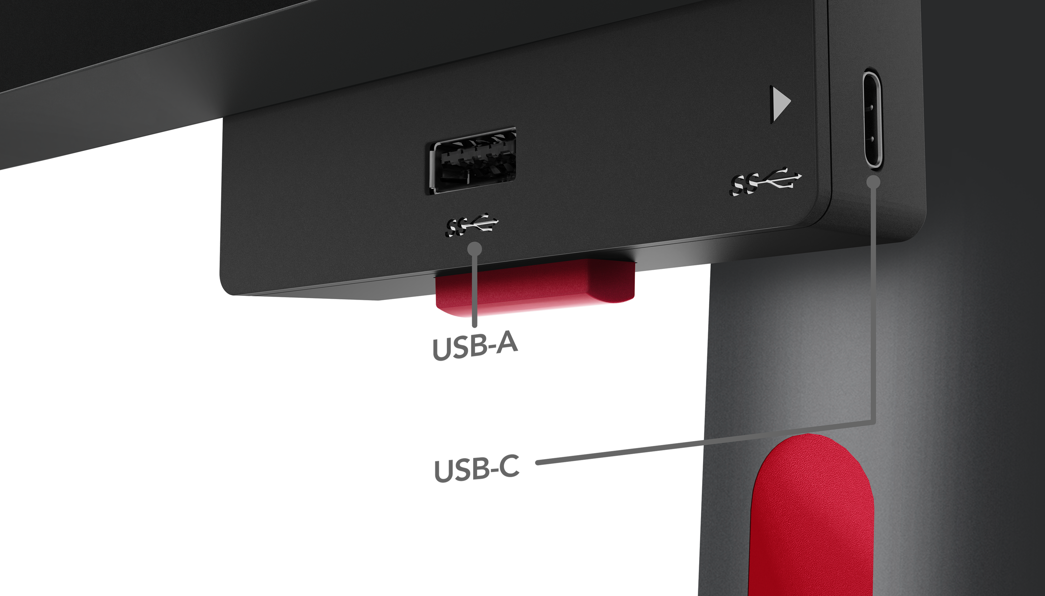Nahaufnahme eines schwarzen Geräts mit USB-A- und USB-C-Anschlüssen. Rote Akzente und Beschriftungen sind vorhanden. Der Hintergrund ist dunkelgrau.