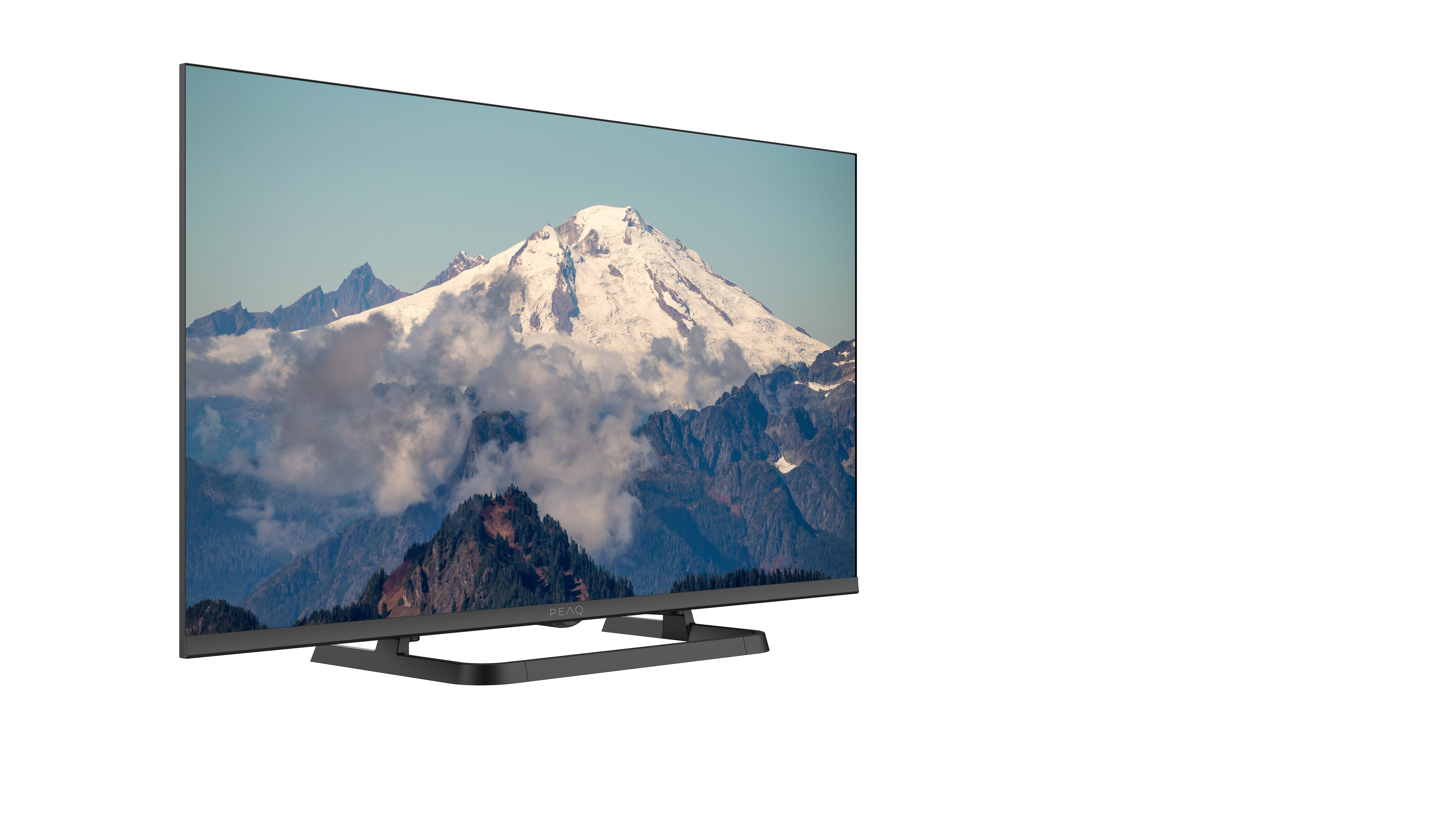 Ein Fernseher zeigt eine Berglandschaft mit Schnee. Der Fernseher ist schwarz, auf einem schwarzen Ständer. Weißer Hintergrund rechts.
