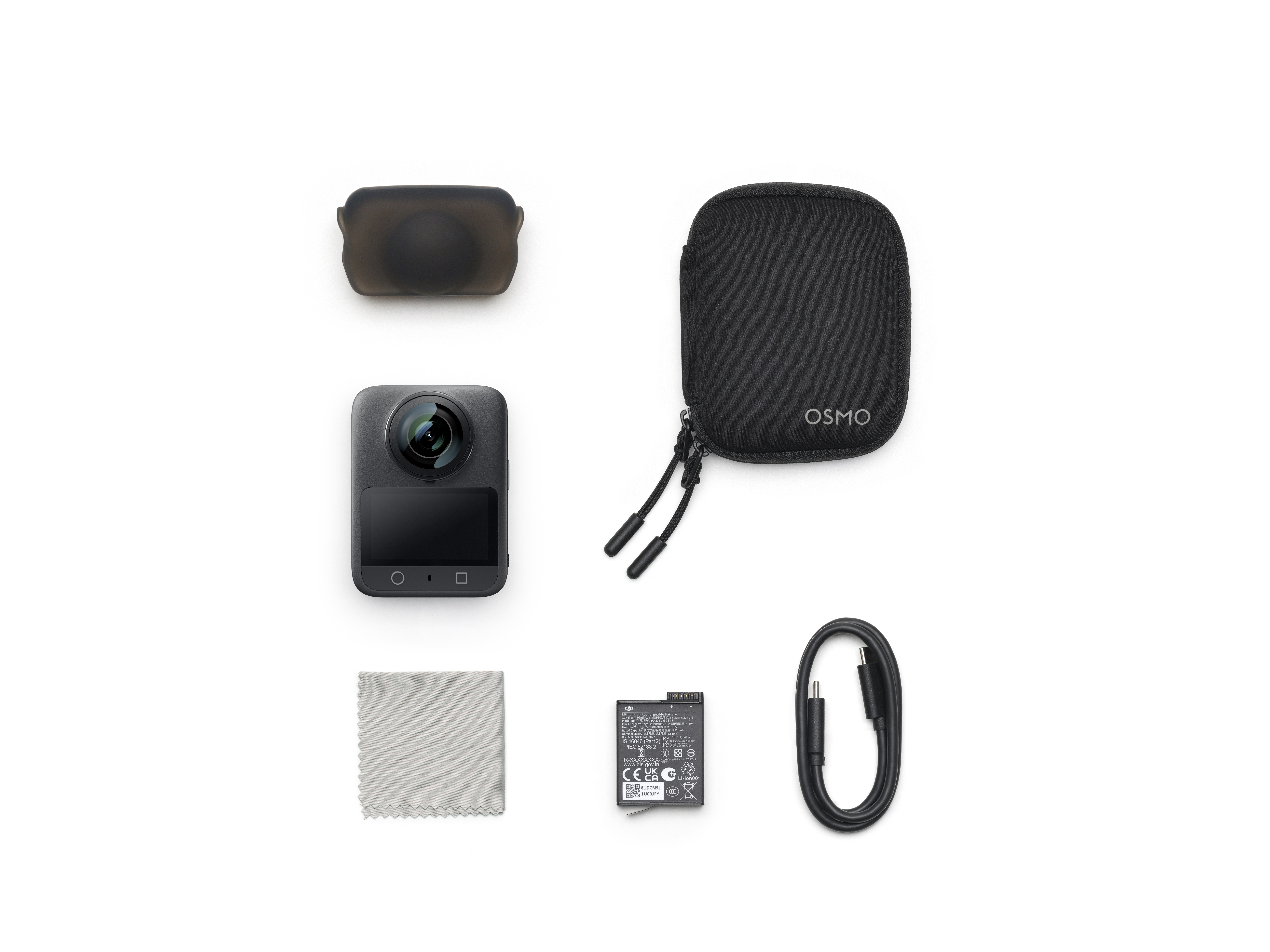 Beyaz zemin üzerinde bir DJI Osmo kamera kiti. Kamera, kapak, çanta, pil, kablo ve temizleme bezi içerir.