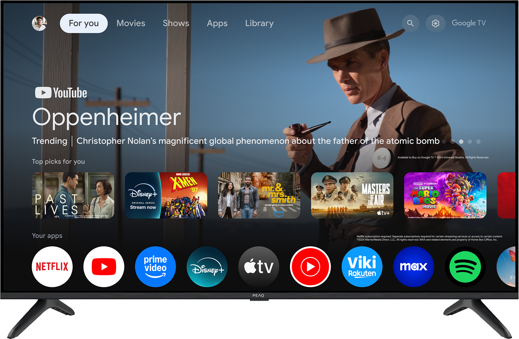 Ein Fernsehbildschirm zeigt die Google TV-Oberfläche mit Werbung für den Film Oppenheimer. Apps wie Netflix, YouTube und Disney+ sind sichtbar.