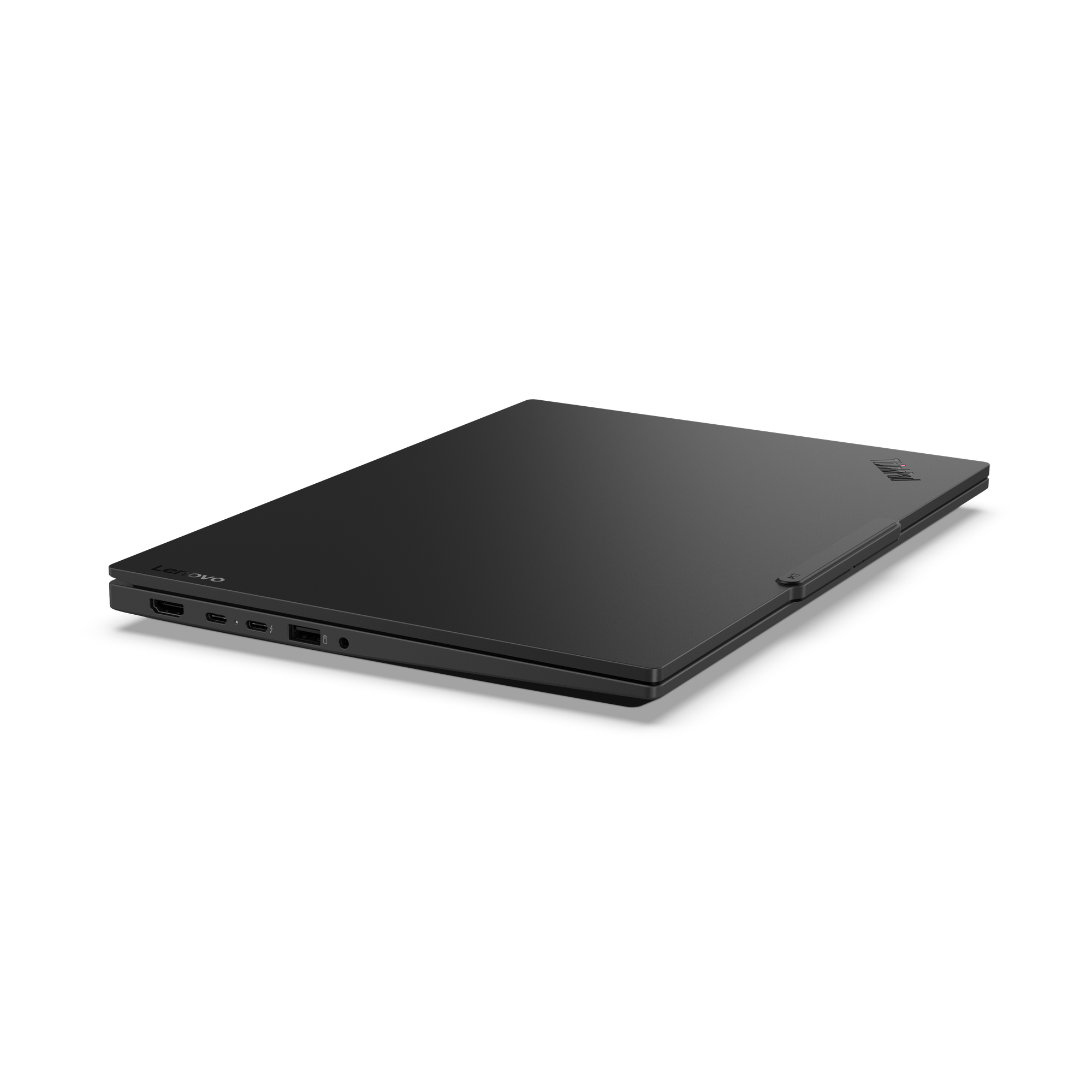 Egy fekete Lenovo ThinkPad laptop le van zárva, fekete háttér előtt. A design letisztult és modern.