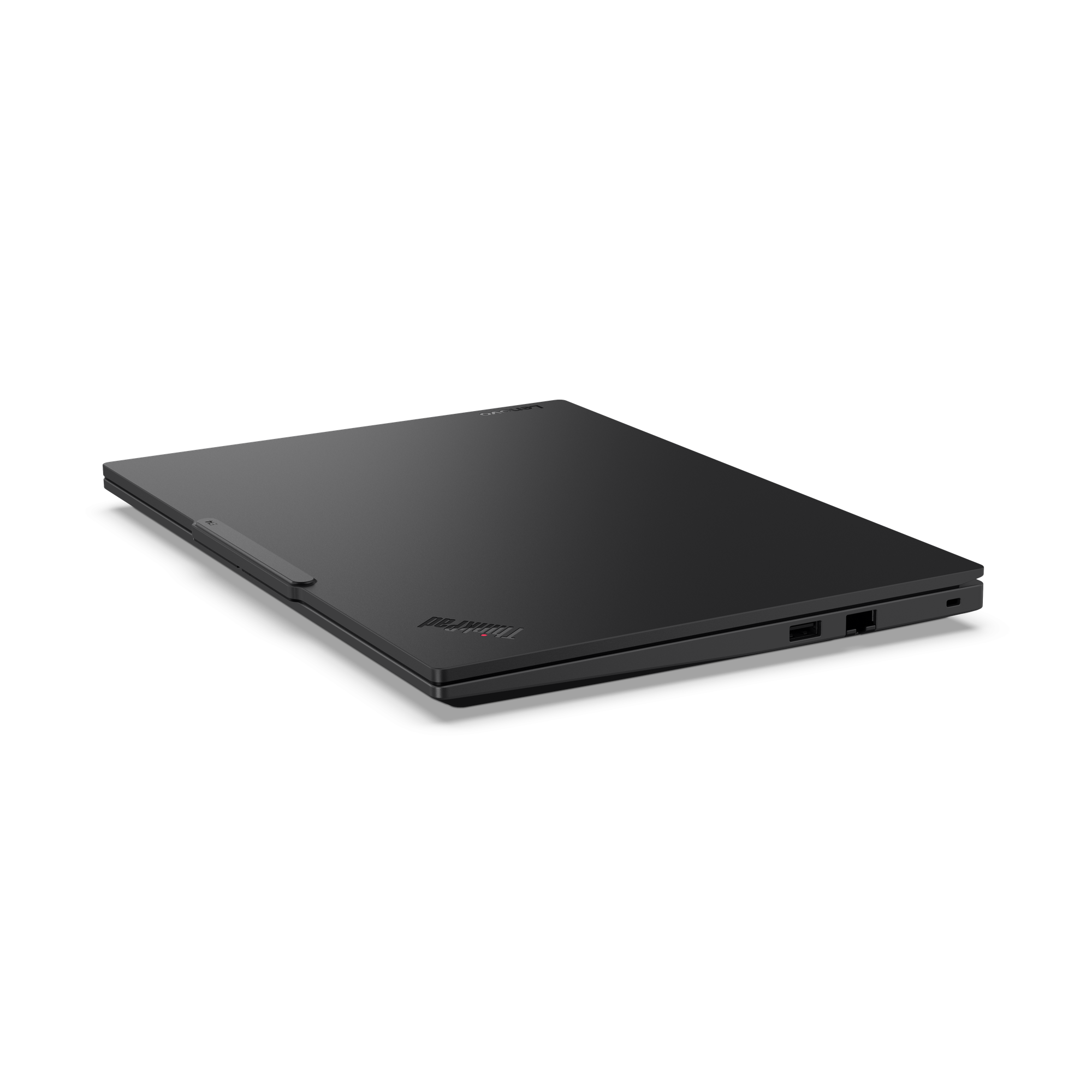 Egy zárt fekete Lenovo ThinkPad laptop fekete háttérrel. Látható a ThinkPad logó. A képernyő zárt.