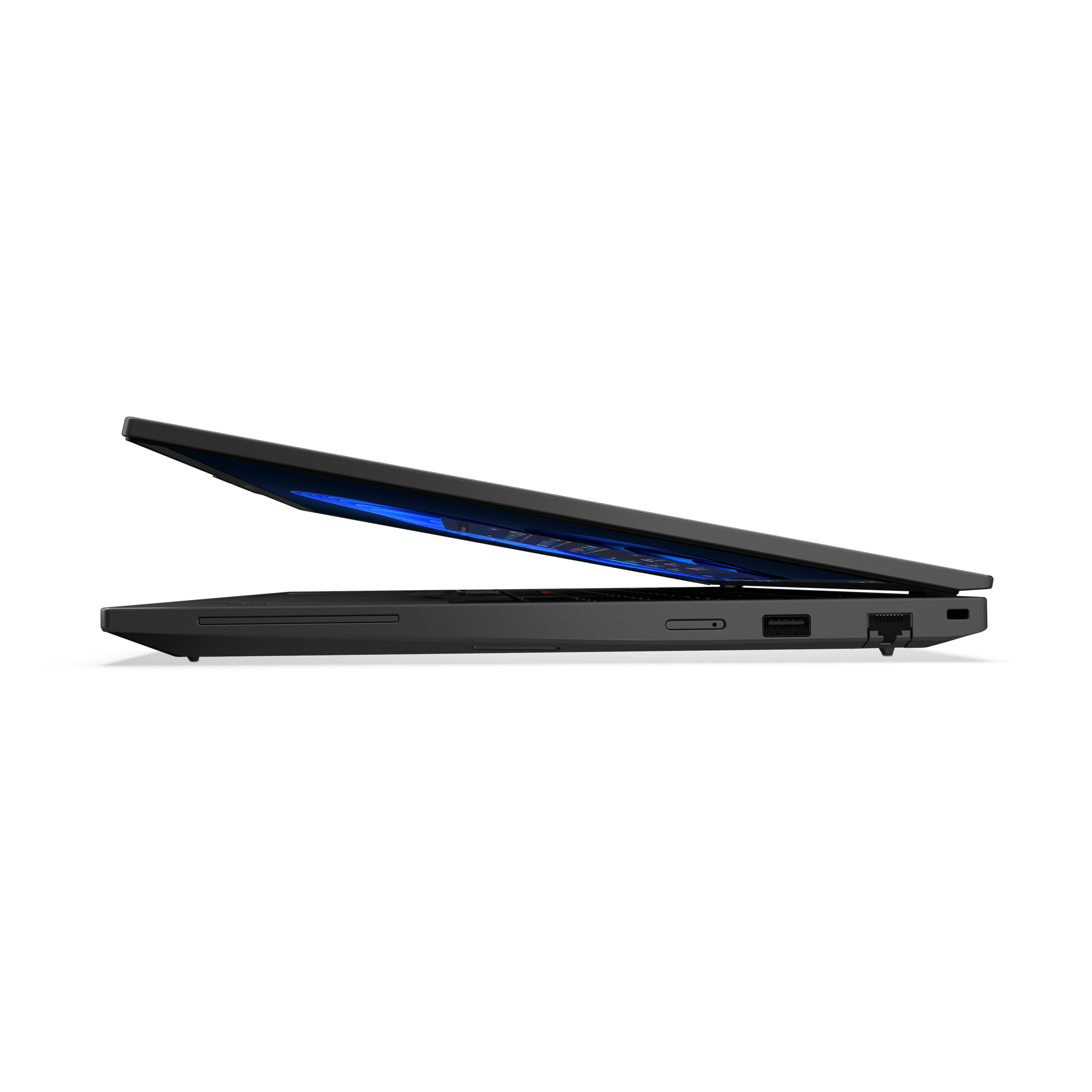 Ein schwarzer Laptop ist teilweise geöffnet und zeigt das blaue Leuchten des Bildschirms. Der Hintergrund ist tiefschwarz.