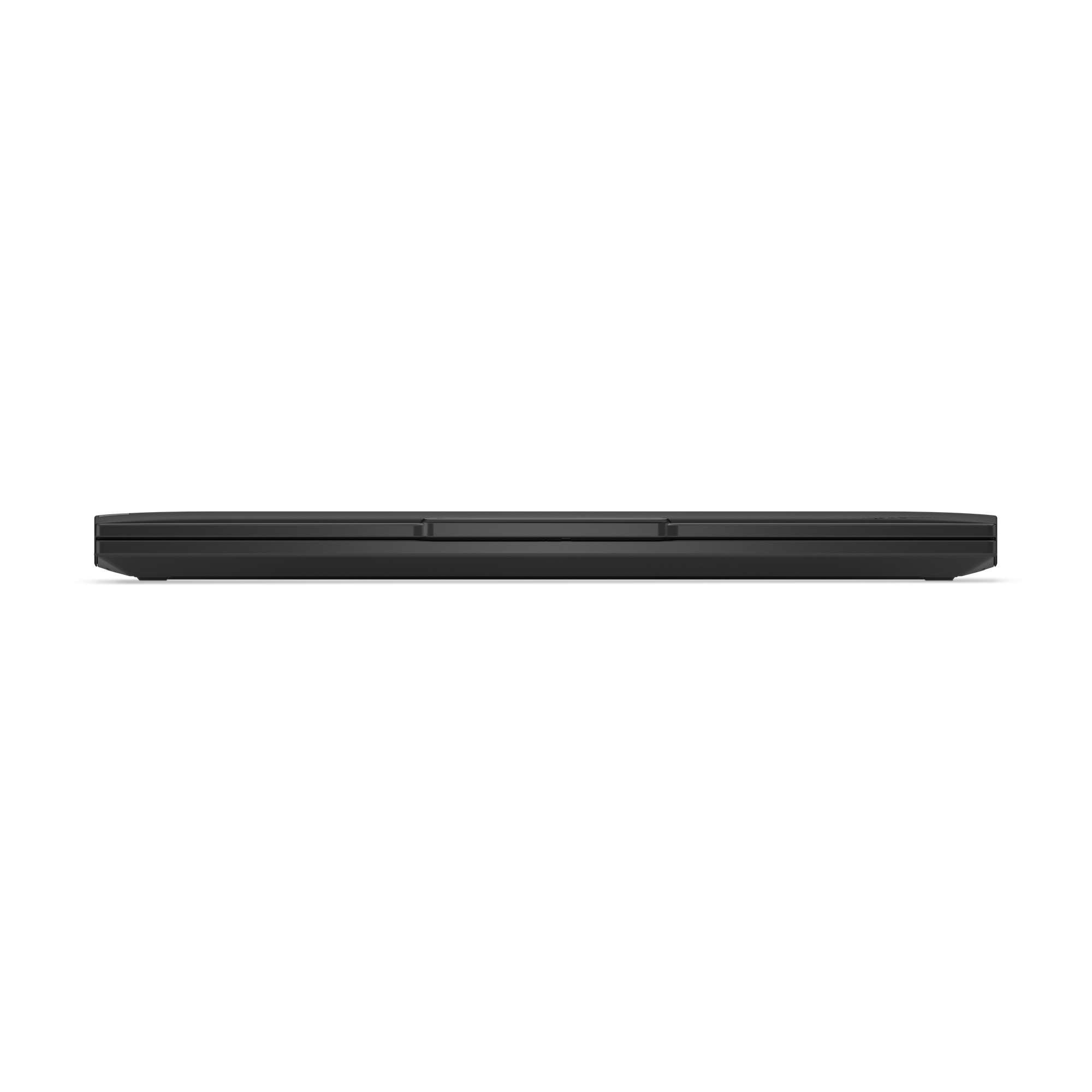 Ein schwarzer Laptop, geschlossen, liegt horizontal vor schwarzem Hintergrund. Der obere Rand ist im Fokus.