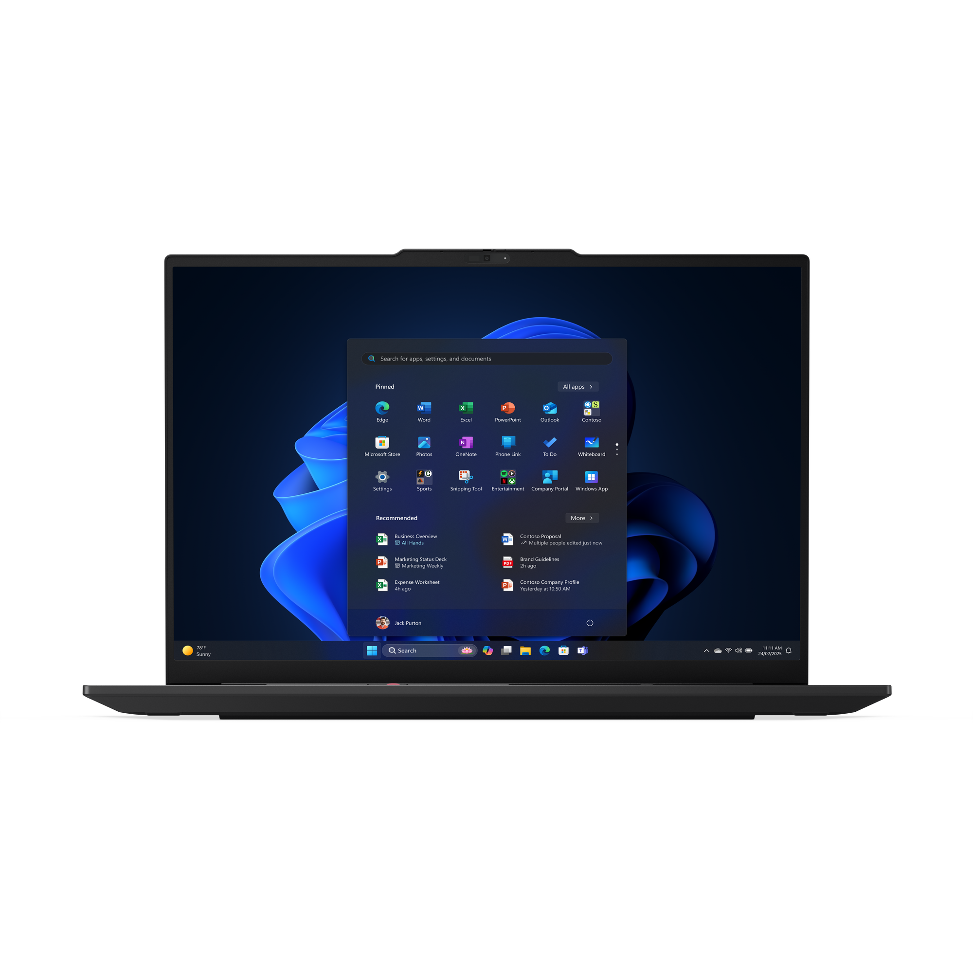 Ein Laptop zeigt das Windows 11 Startmenü. Es zeigt angeheftete Apps, empfohlene Dateien und eine Suchleiste.