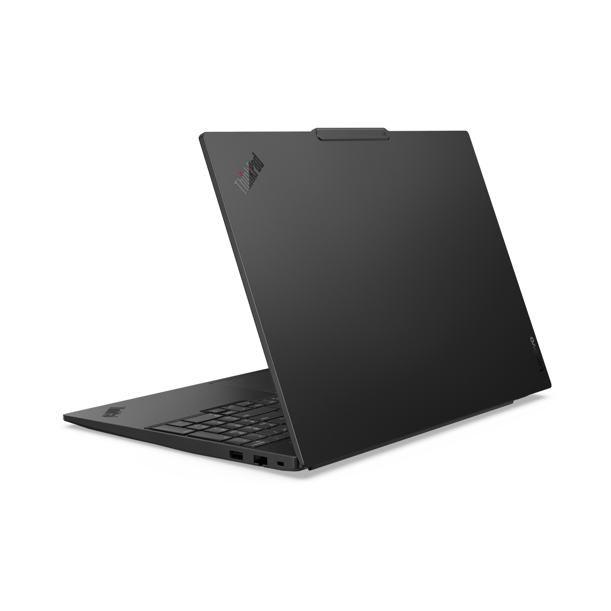 Ein schwarzes Lenovo Thinkpad Laptop ist leicht geöffnet. Das Thinkpad-Logo ist sichtbar. Der Hintergrund ist schwarz.