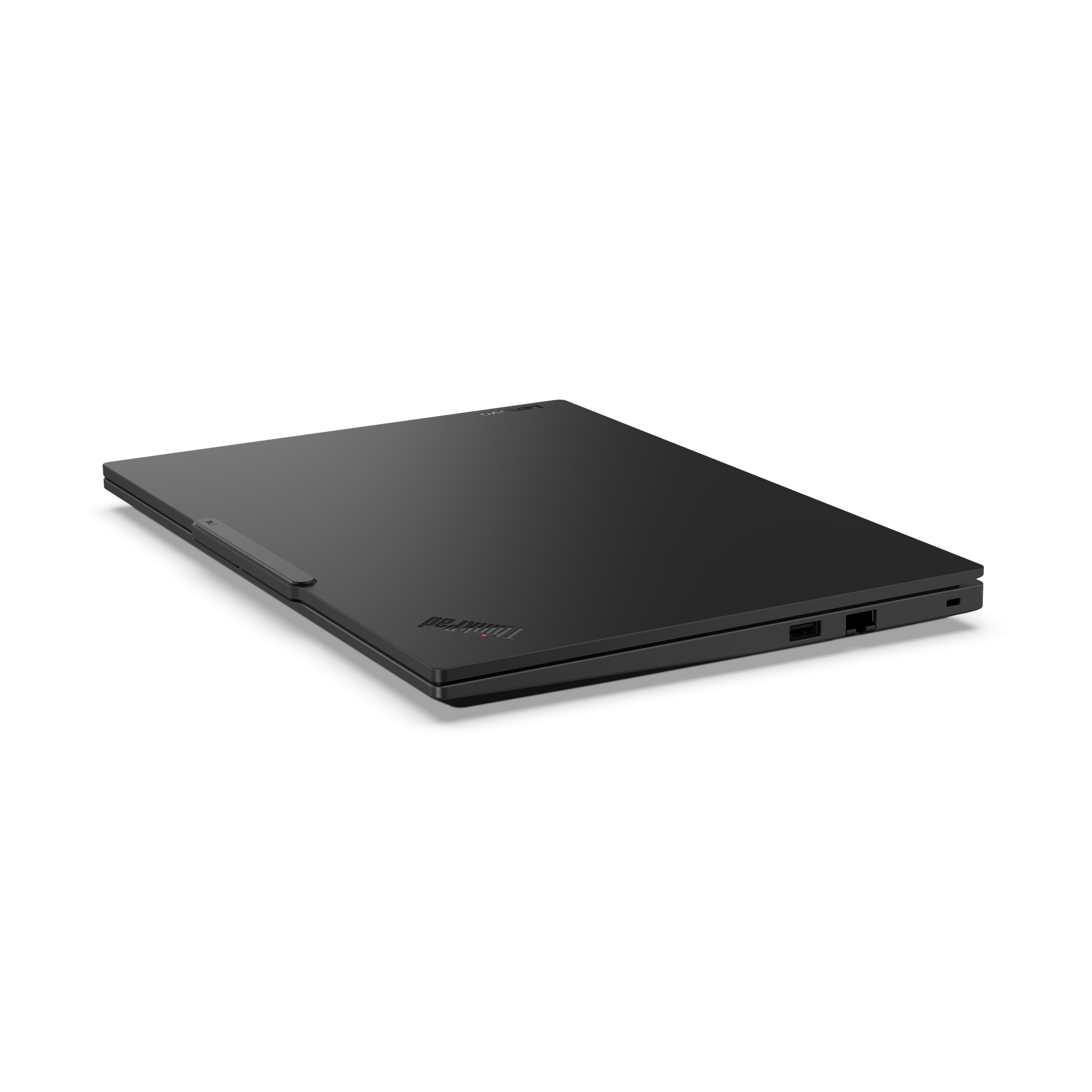 Ein geschlossener, schwarzer ThinkPad-Laptop wird auf schwarzem Hintergrund angezeigt. Das ThinkPad-Logo ist sichtbar.