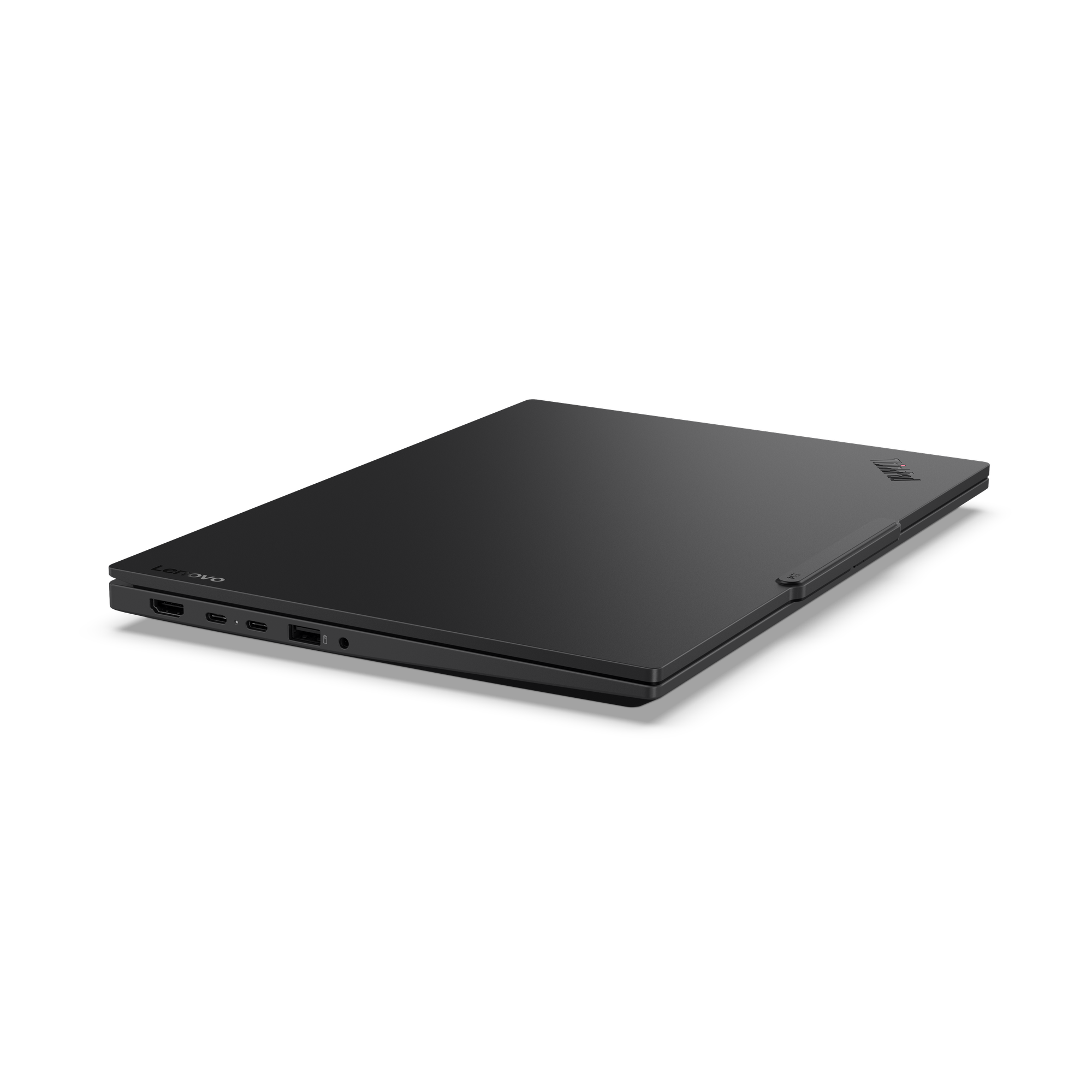 Ein schwarzes Lenovo ThinkPad-Laptop, geschlossen und leicht angewinkelt. Es hat Anschlüsse an der Seite und das ThinkPad-Logo.