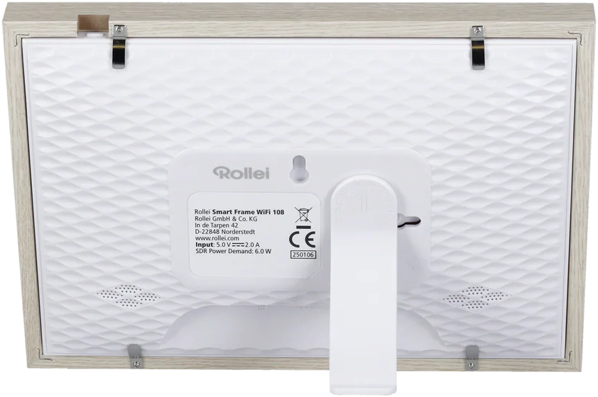 L'arrière d'un Rollei Smart Frame WiFi 108, avec un support blanc, un panneau texturé blanc et un cadre en bois clair.
