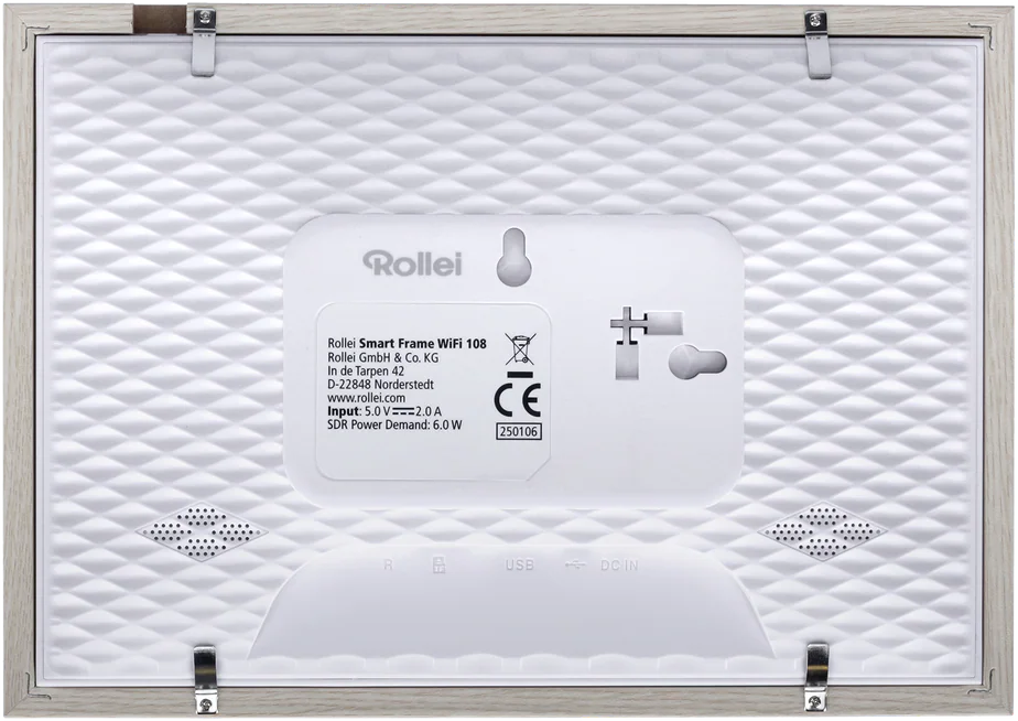 Arrière d'un Rollei Smart Frame WiFi 108. Comprend une étiquette d'information, du matériel de montage et des ports d'entrée.