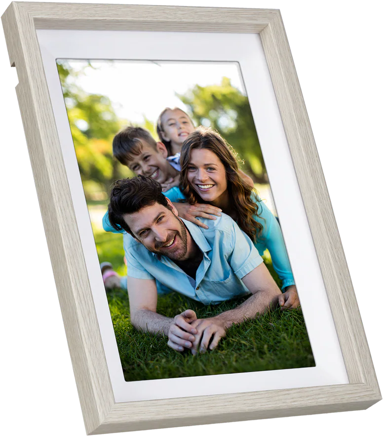 Portrait de famille dans un cadre. Un homme est allongé sur l'herbe, souriant. Une femme et deux enfants sont derrière lui. Un parc est en arrière-plan.