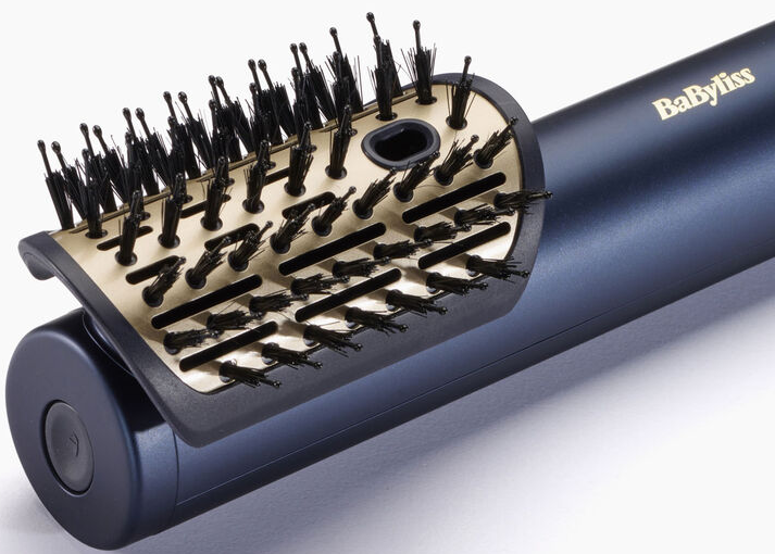 Ein Babyliss-Heißluftstyler. Verfügt über einen rotierenden Bürstenkopf mit schwarzen Borsten und einem dunkelblauen Griff. Der Markenname ist sichtbar.