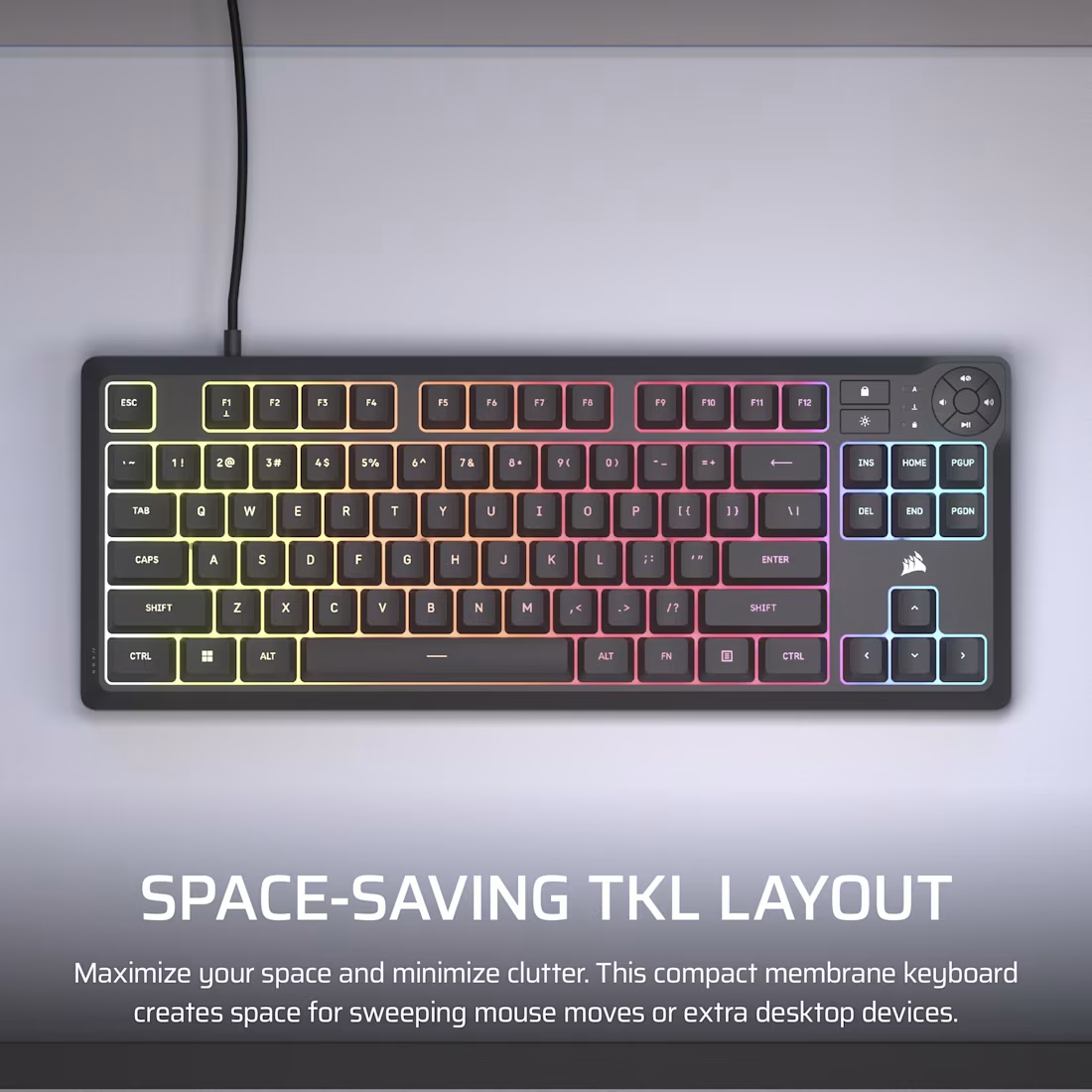 Un clavier noir avec des touches colorées. Le clavier a une disposition TKL peu encombrante. Les touches sont éclairées de différentes couleurs.