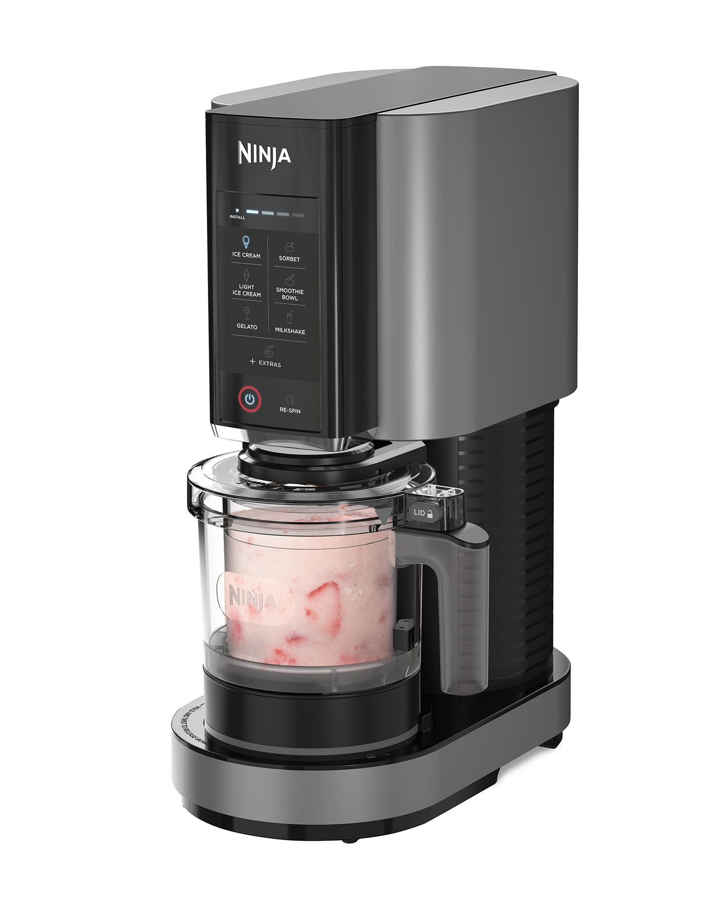 Ninja CREAMi Eismaschine. Sie hat ein schwarz-graues Design mit einem transparenten Behälter mit rosa Eis.