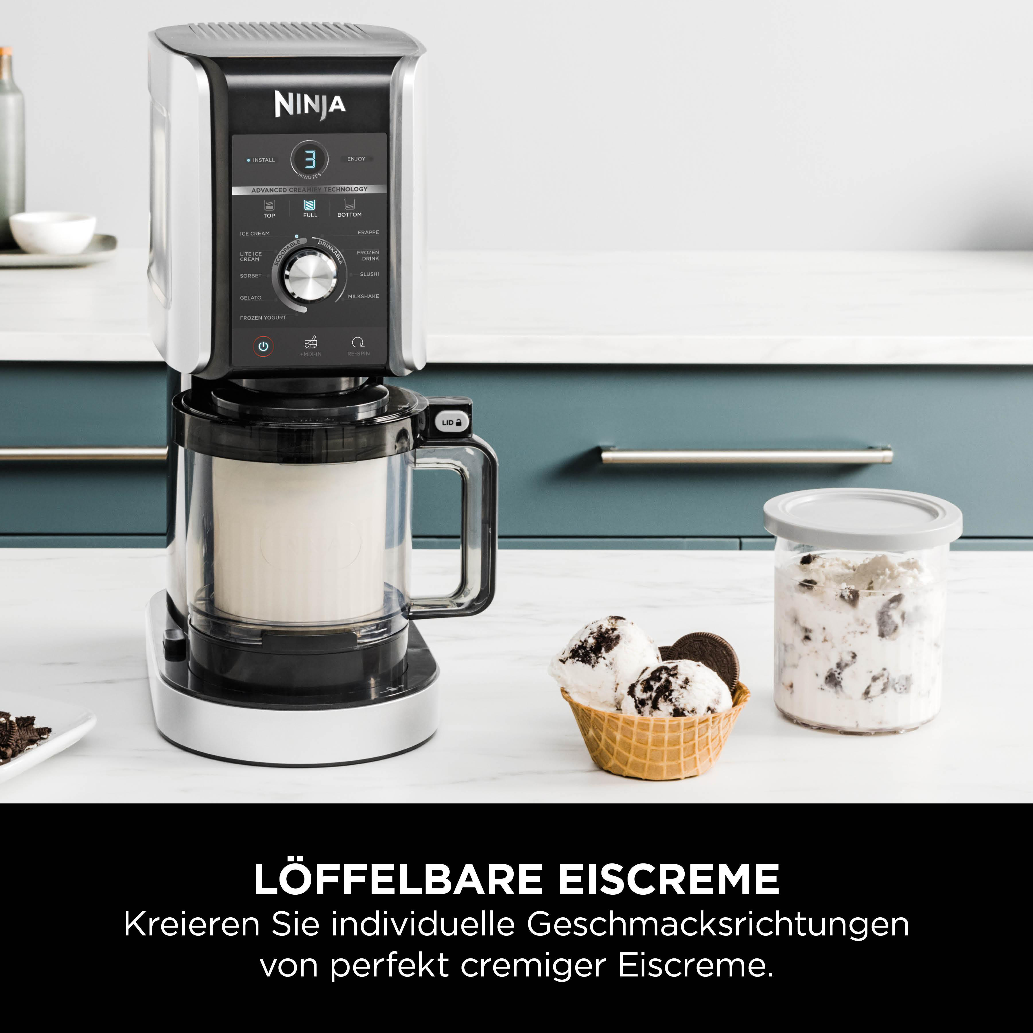 Ninja-Eismaschine mit Eis in einer Waffel, einem Glas und einem Oreo-Keks. Die Maschine hat ein Bedienfeld.