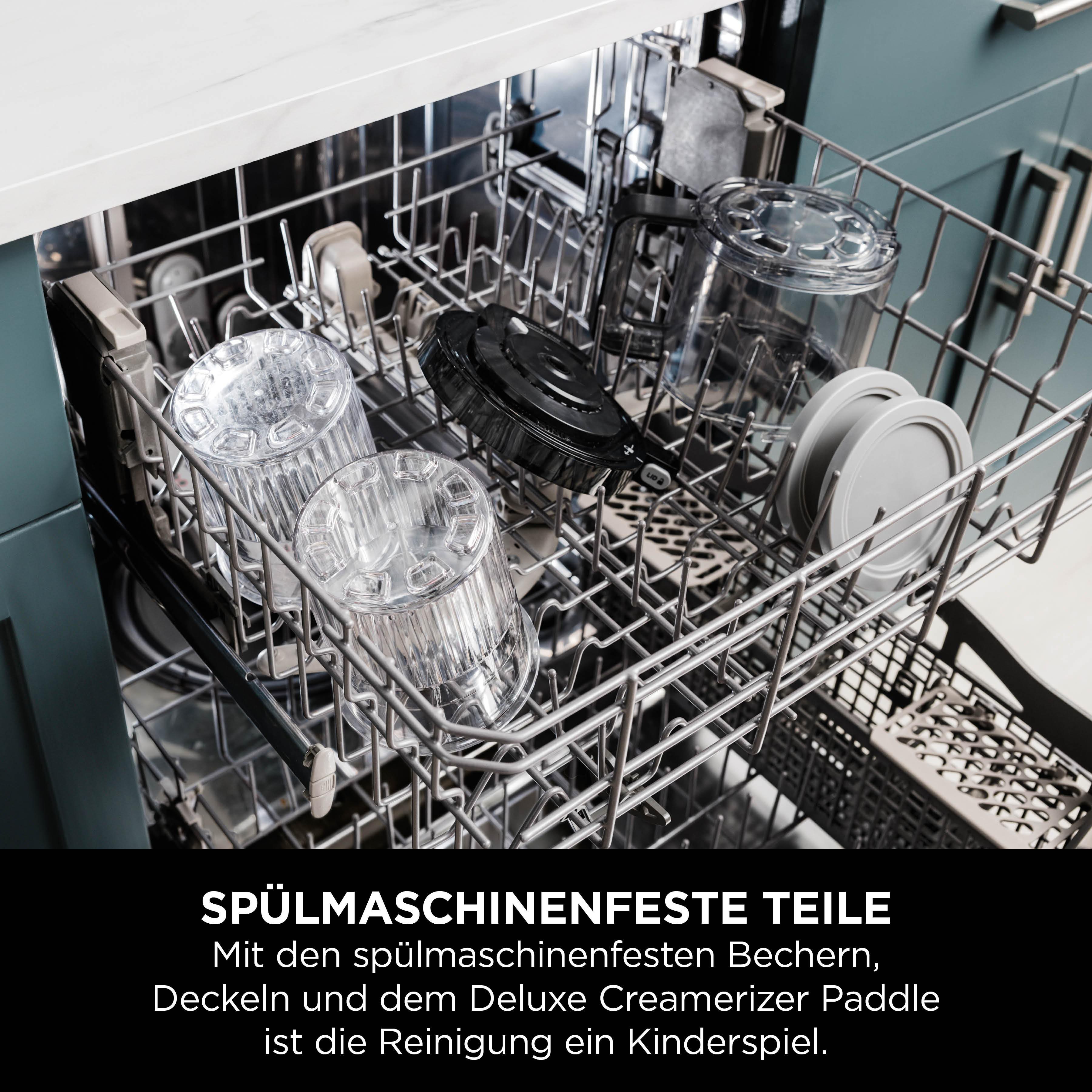 Ein Geschirrkorb enthält transparente Gläser, schwarze Deckel und einen schwarzen Paddel. Die Spülmaschine ist geöffnet.