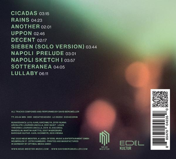 Rückseite des Albums mit Titelliste, Credits und Logo. Grüner und brauner Hintergrund. Enthält einen Barcode und einen QR-Code.