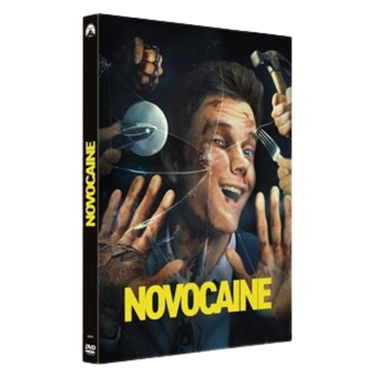 DVD-hoes voor Novocaine. Een man lacht, omringd door handen met gereedschap en gebroken glas. Titel in geel.