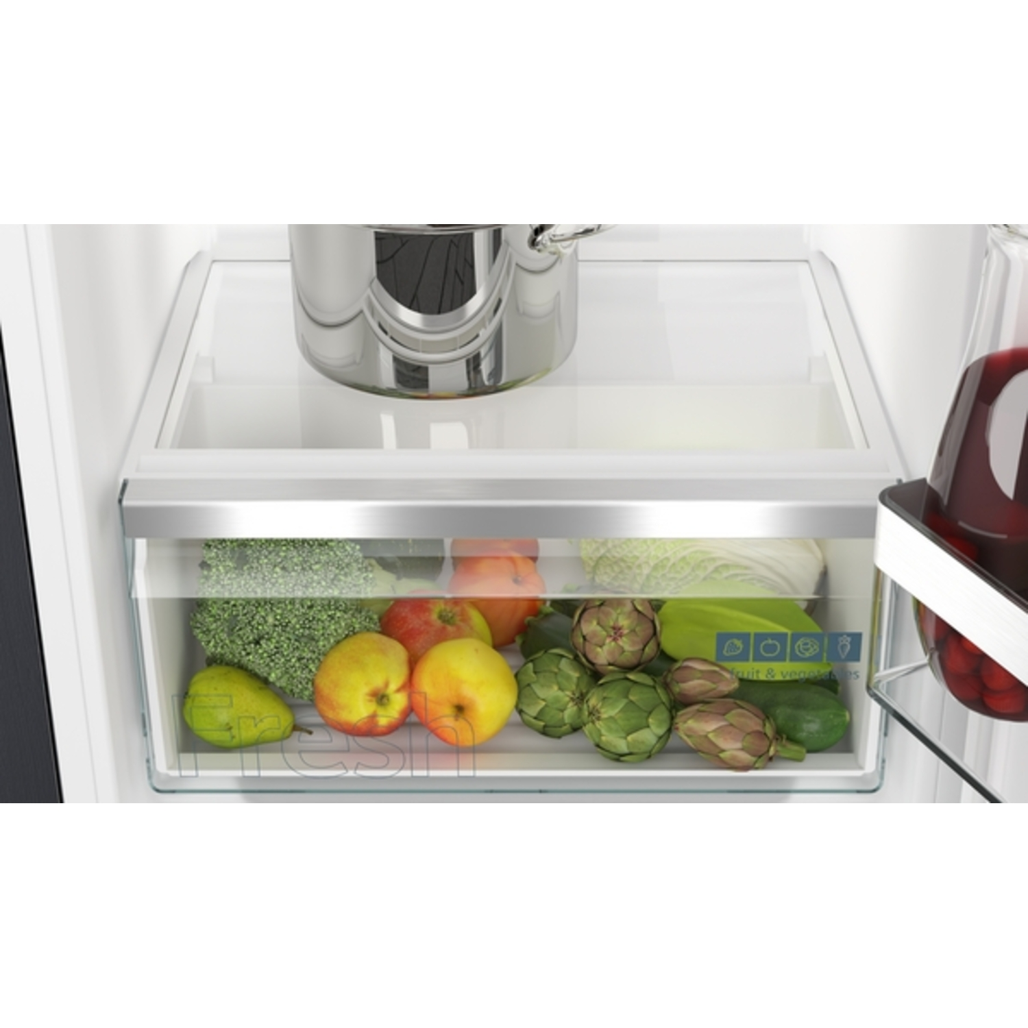 Interieur van de koelkast met fruit en groenten in een lade. Appels, artisjokken, courgettes en broccoli zijn zichtbaar.