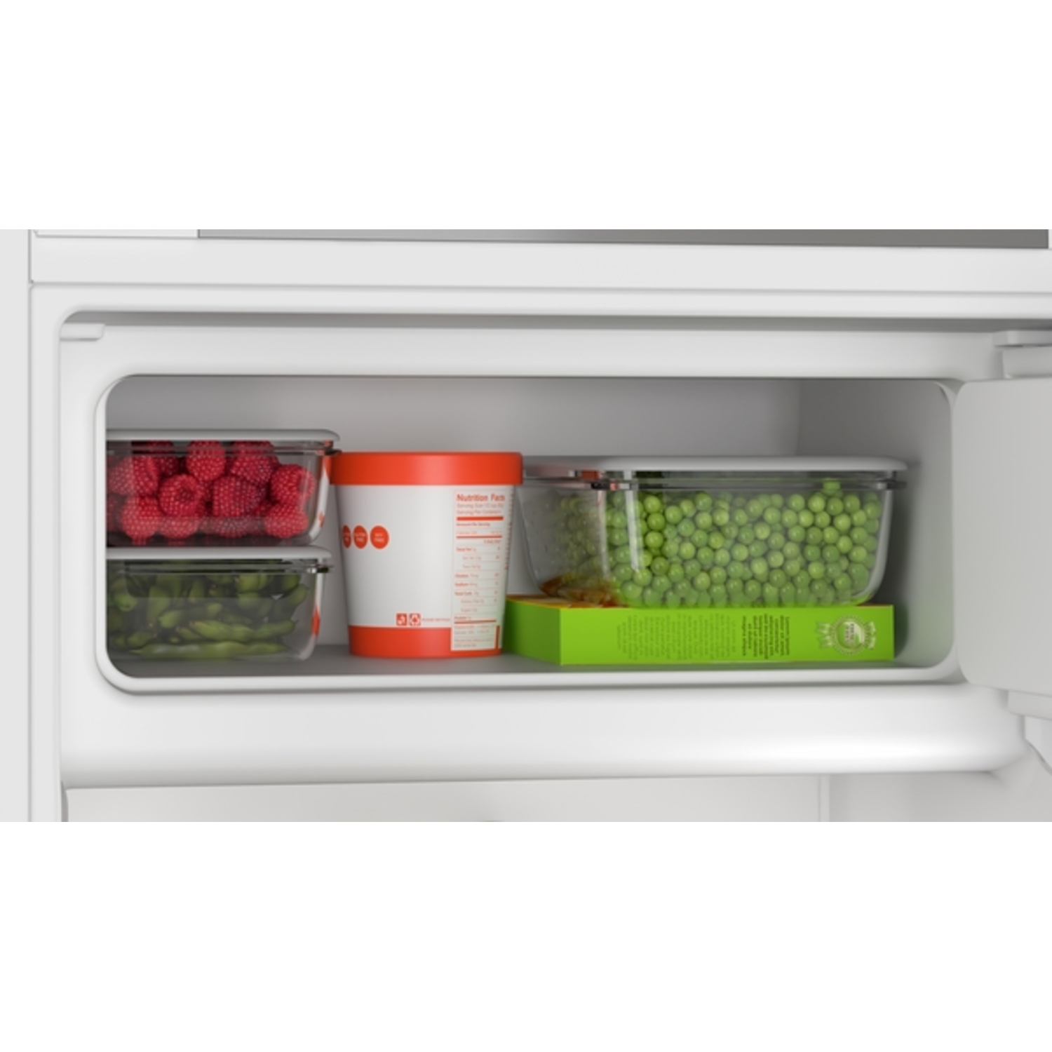 Koelkastplank met containers. Frambozen, edamame en erwten in doorzichtige containers. Een bak en een groene doos zijn ook zichtbaar.