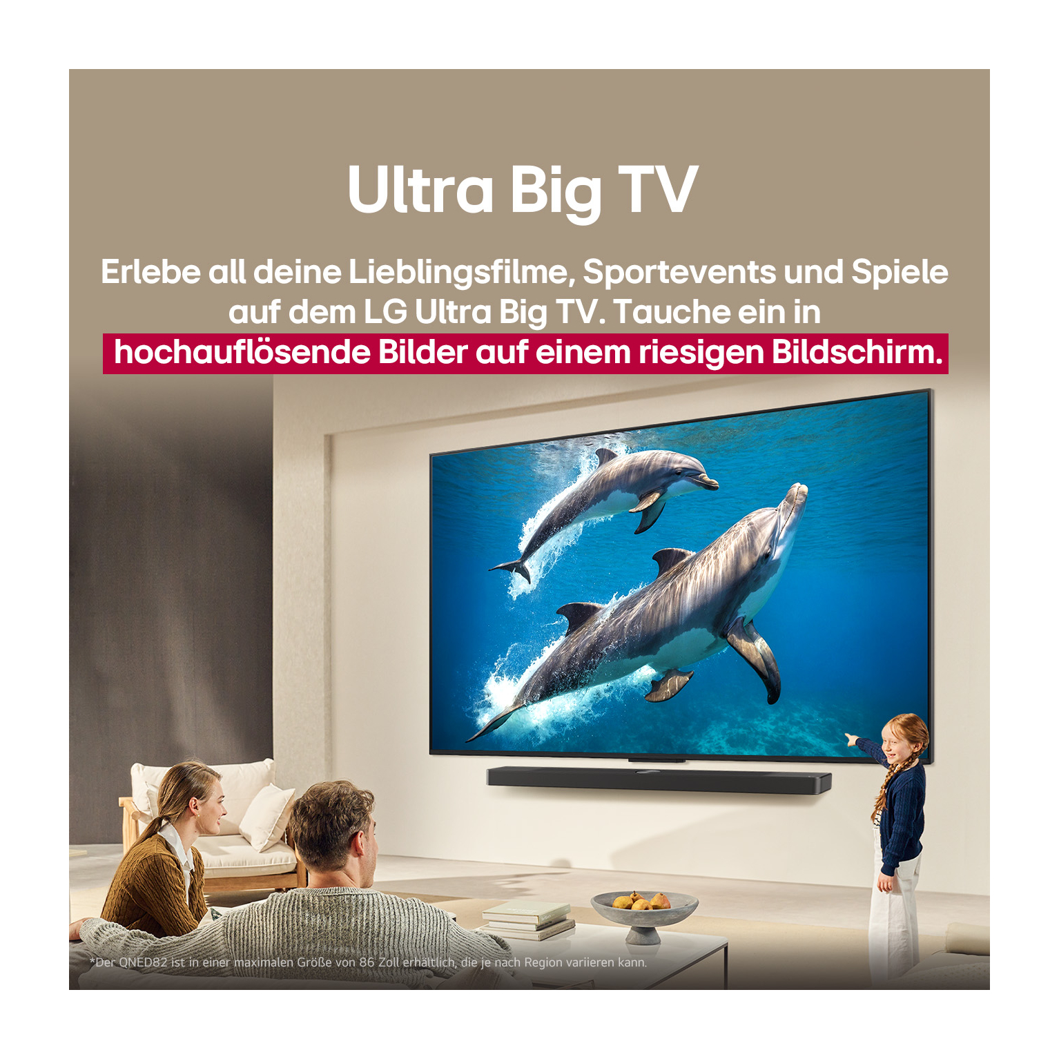Eine Familie schaut einen großen Fernseher mit Delfinen. Ein Mädchen zeigt auf den Bildschirm. Text: 'Ultra Big TV'.