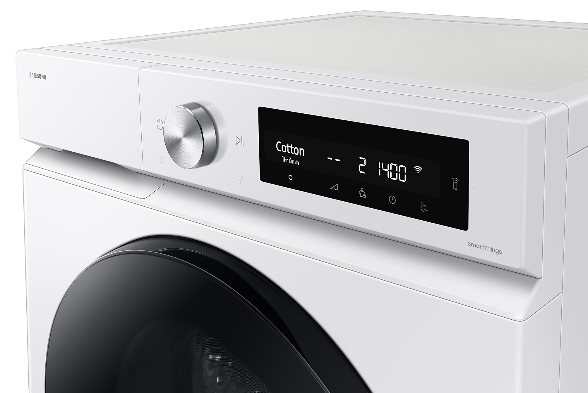 Biała pralka Samsung z cyfrowym wyświetlaczem, opcjami programu i pokrętłem. Maszyna jest czysta i nowoczesna.