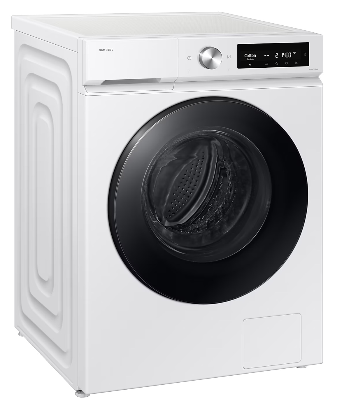 Biała pralka Samsung. Ma czarne drzwi, cyfrowy wyświetlacz i pokrętło sterowania. Maszyna jest na białym tle.