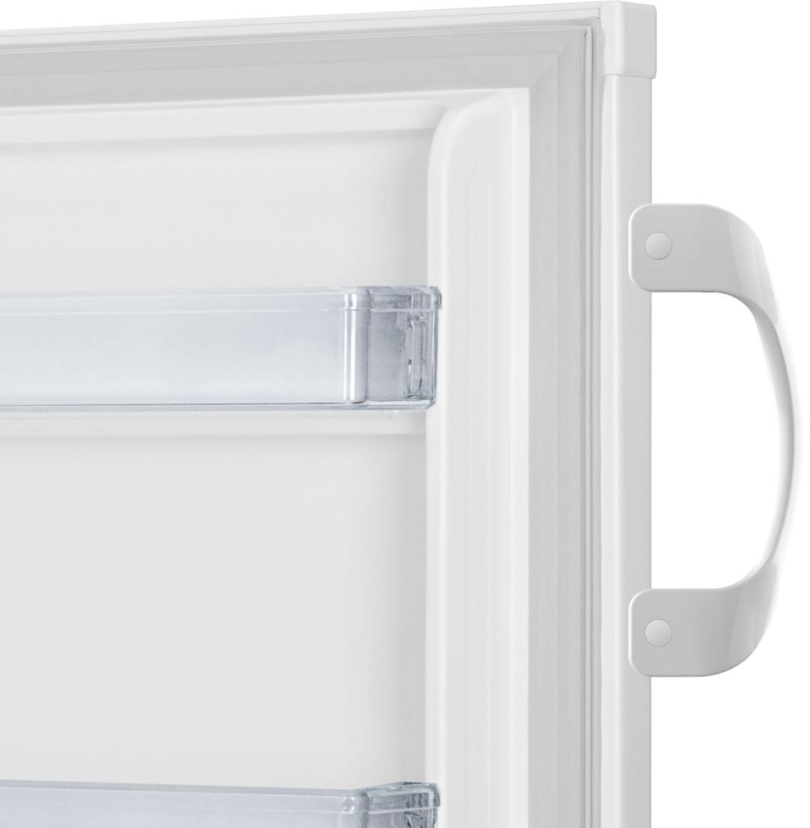 Zbliżenie białych drzwi lodówki. Biały uchwyt po prawej. Wewnątrz widoczne białe półki i białe wnętrze.