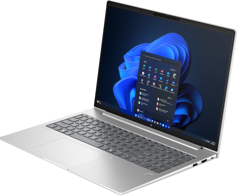 Silberner HP-Laptop, geöffnet, mit Windows 11-Oberfläche und App-Symbolen. Tastatur sichtbar. Dunkelblauer Hintergrund.