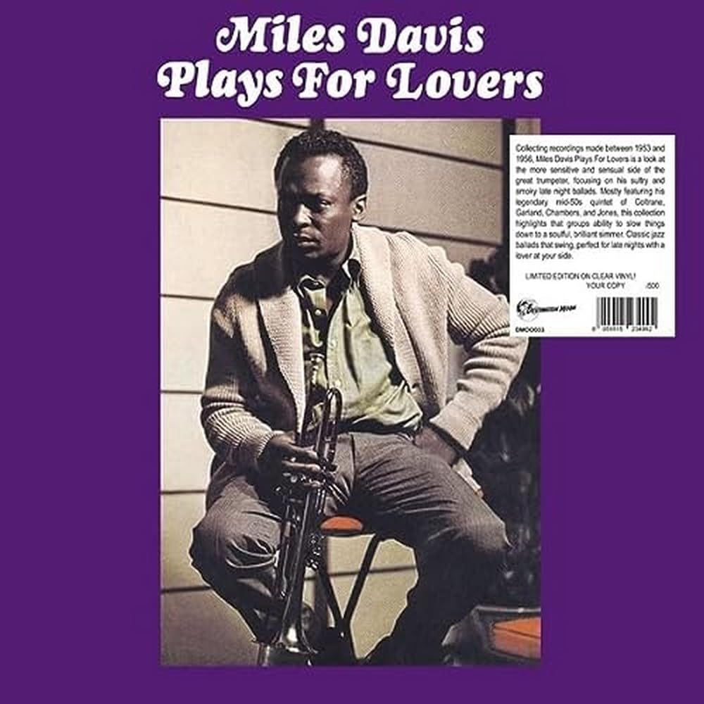 A Miles Davis Plays For Lovers album borítója. Davis ül, trombitát tartva. A szöveg tartalmazza az album címét és részleteit lila háttéren.