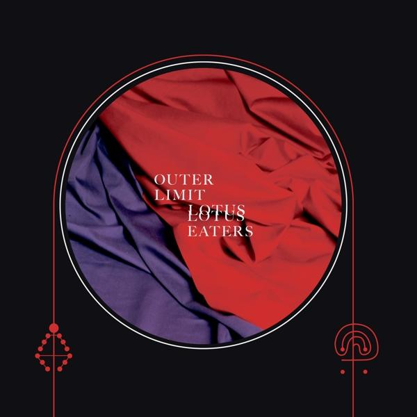 Ein kreisförmiges Design mit rotem und lila Stoff. Der Text lautet 'Outer Limit Lotus Eaters'. Schwarzer Hintergrund mit roter Linienzeichnung.