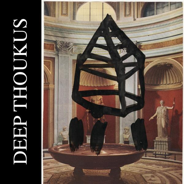 Ein Kunstwerk mit einer dunklen geometrischen Form, die über einem Brunnen in einem kunstvollen Innenraum mit Statuen hängt.
