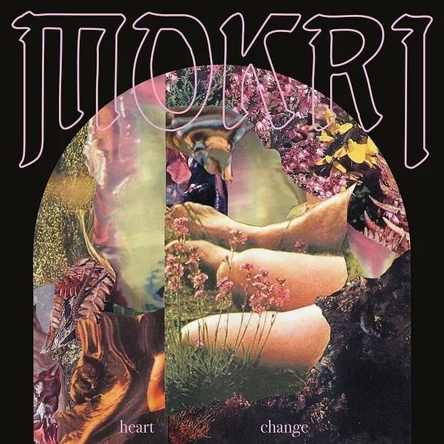 Albumcover mit pinkfarbenem Schriftzug 'MOKRI', Collage aus Körperteilen, Blumen und den Wörtern 'heart' und 'change' auf schwarzem Grund.
