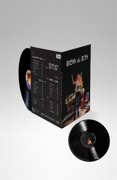 Ein Vinyl-Schallplattenset mit schwarzen Schallplatten und einem schwarzen Albumcover. Das Cover zeigt eine Person und die Worte BRENND da BUSH.